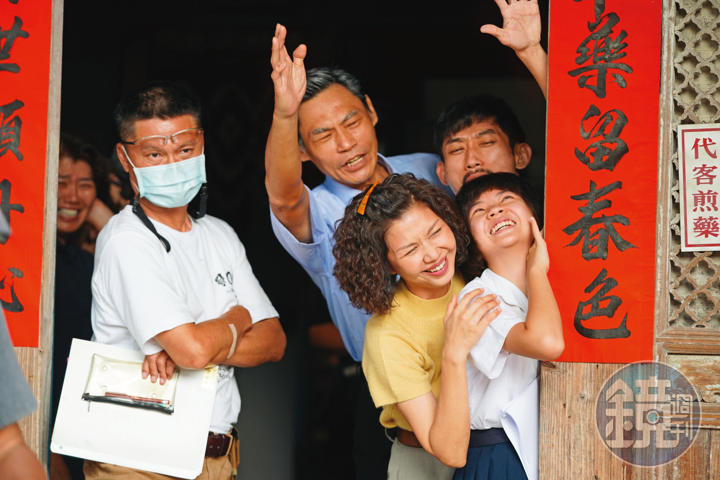 陳長綸導演（左一）率吳以涵（右起）、陳竹昇、于子育與夏靖庭原班人馬回鍋《俗女2》。（華視、CATCHPLAY提供，王志偉攝）