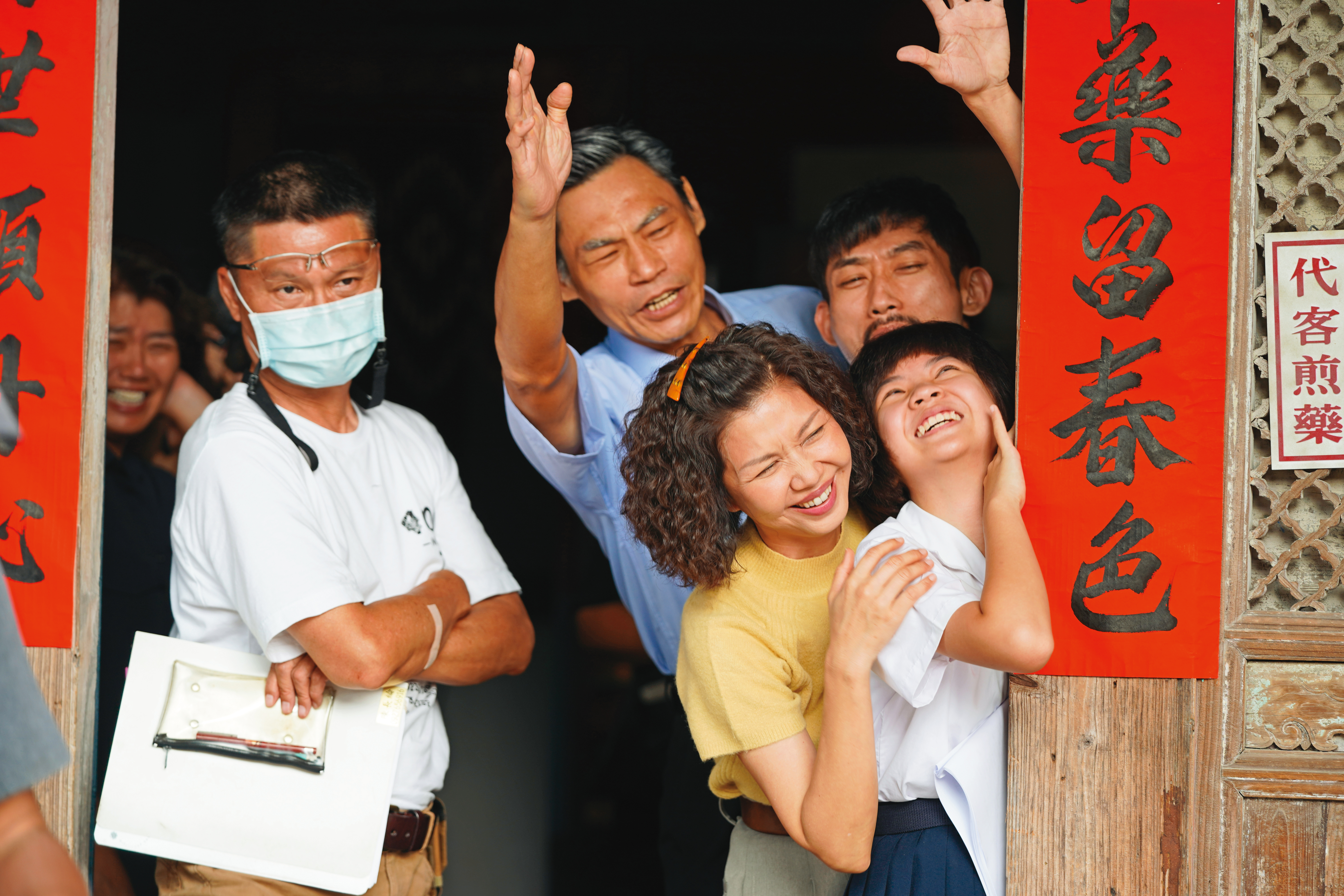 陳長綸導演（左一）率吳以涵（右起）、陳竹昇、于子育與夏靖庭原班人馬回鍋《俗女2》。（華視、CATCHPLAY提供，王志偉攝）