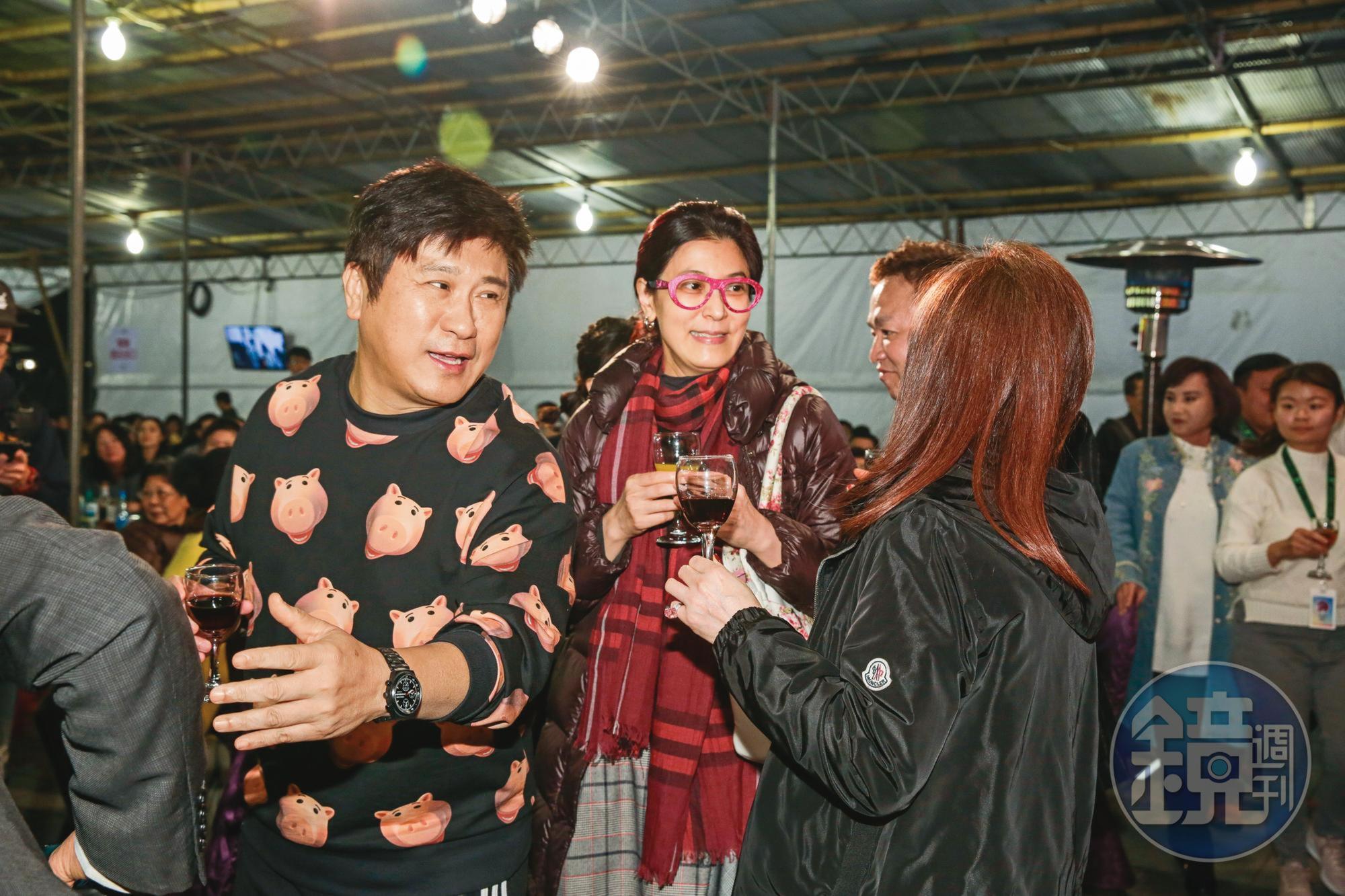謝忻透露,自己跌落谷底時,是胡瓜(左一)和丁柔安(左二)拉她出來。