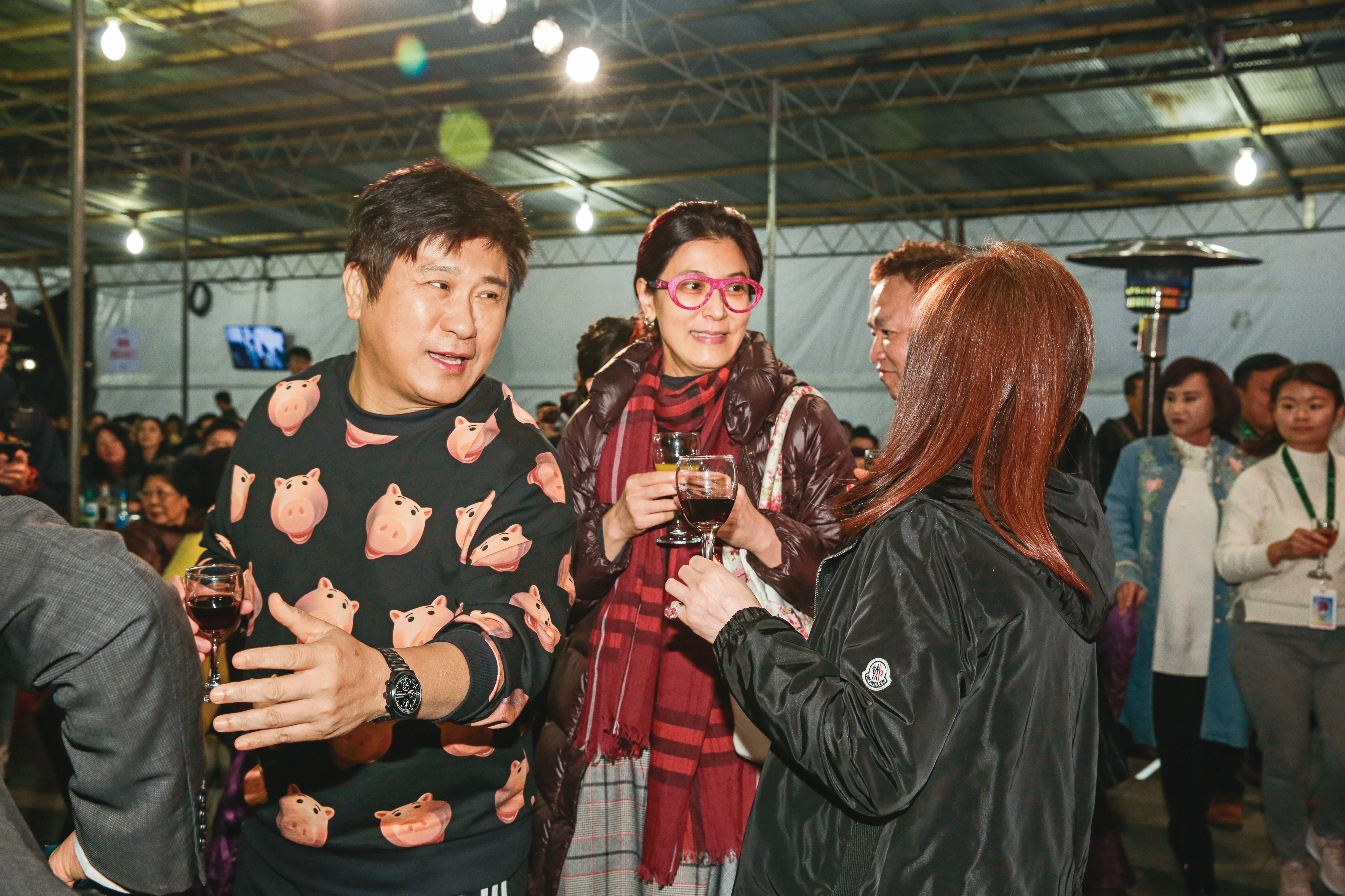 謝忻透露，自己跌落谷底時，是胡瓜（左一）和丁柔安（左二）拉她出來。