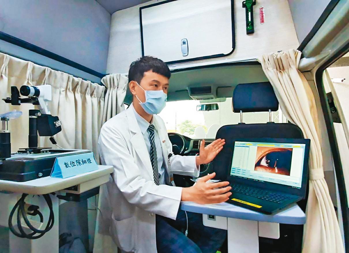 偏鄉醫療資源分配不足，遠距醫療車可提升該地醫療量能，車上的配備即為可攜式數位醫材。（長庚醫院提供）