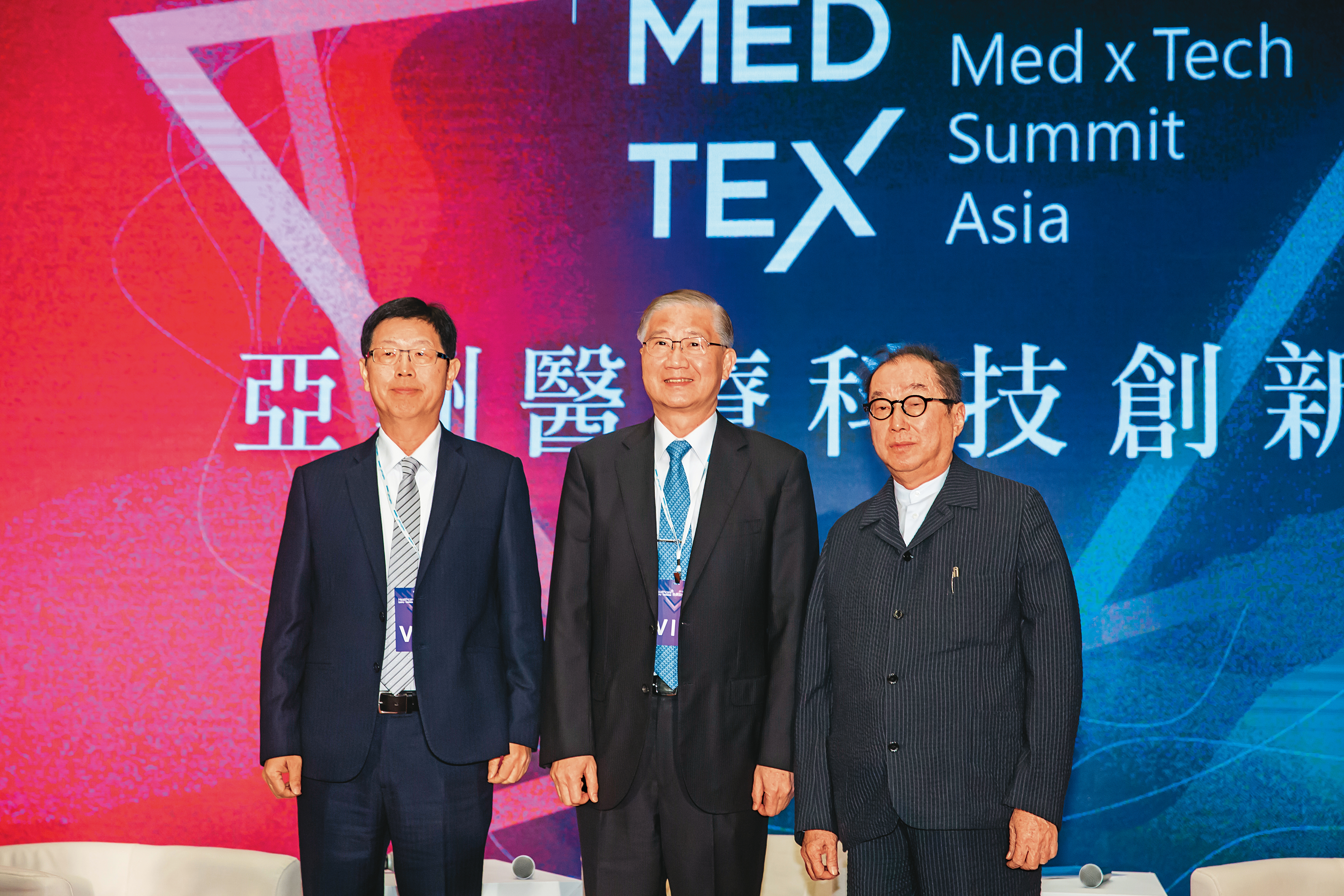 ICT大廠積極投入生技醫療產業，生醫與ICTAI産業整合，發展精準健康及策略防疫大健康產業。圖為廣達董事長林百里（右1）和鴻海董事長劉揚偉（左1）。