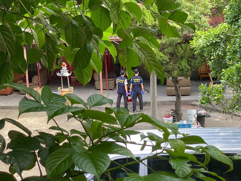 昨天上午，徐姓遊民被發現陳屍在苗栗市貓裏山公園附近的1間土地公廟內，警方封鎖現場採證。（翻攝畫面）