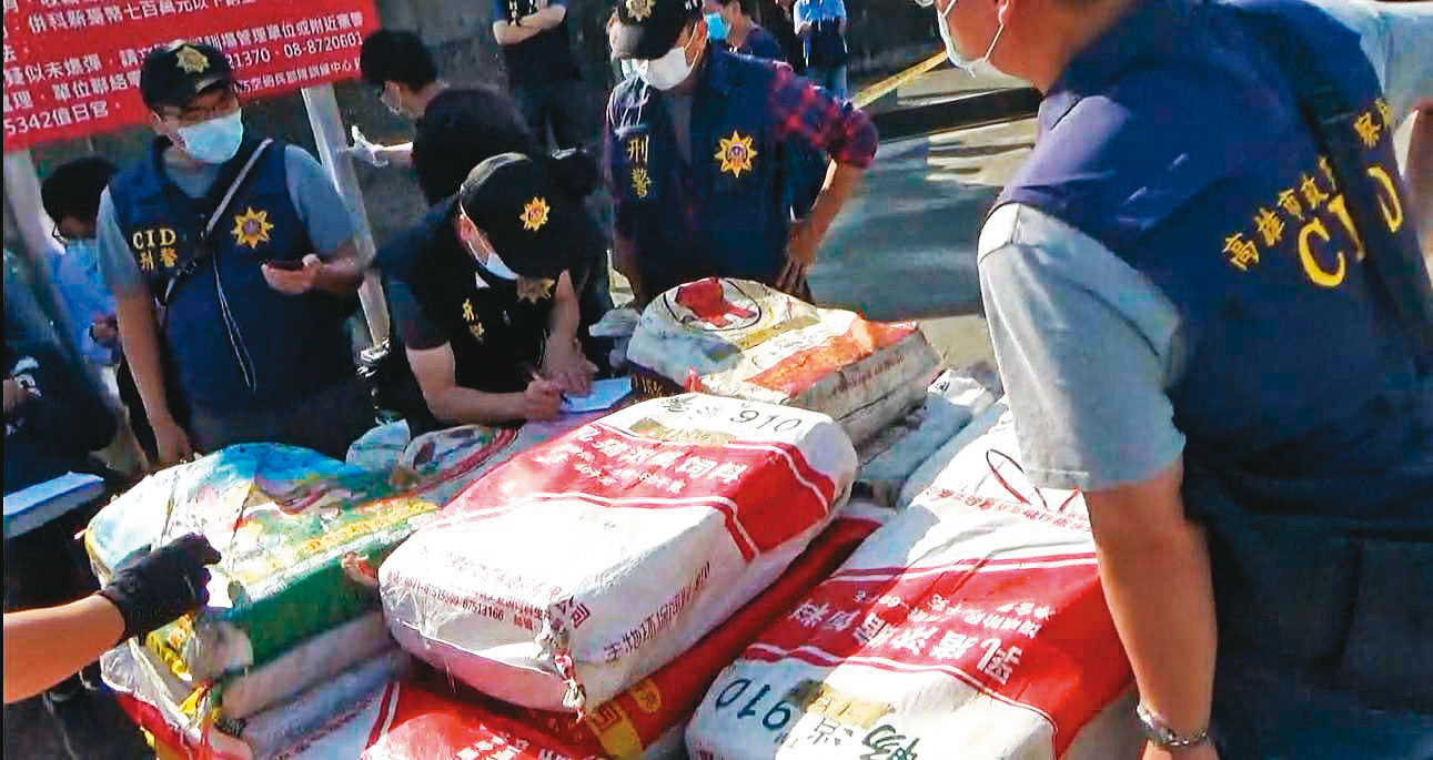 台東海邊曾被居民撿拾到數個肥料麻布袋，送到警局後，發現袋子裡是海洛因。（屏東地檢署提供）