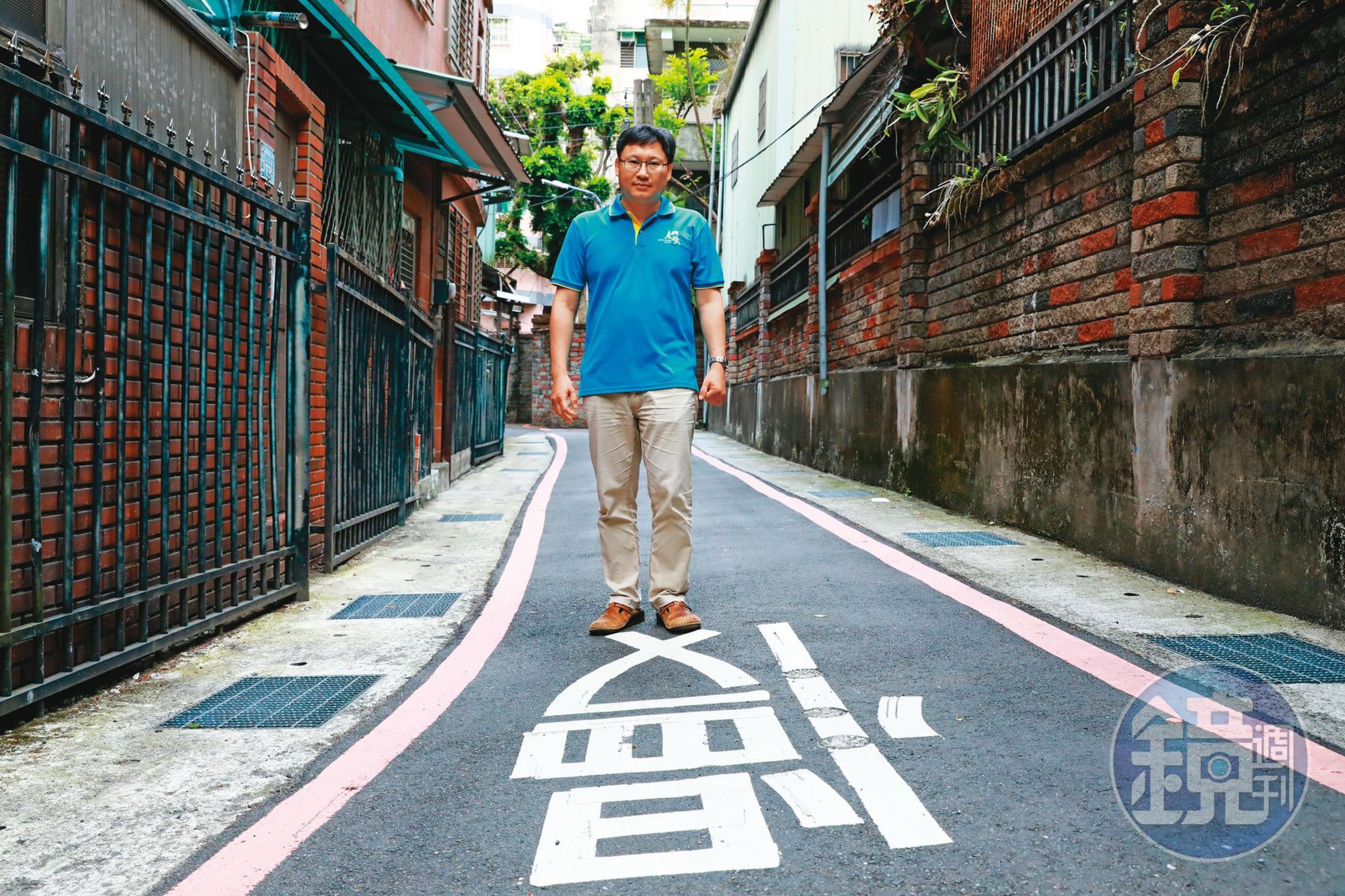 蔡明蒼因毒品在牢裡待了8年，出獄後，發現與現實世界格格不入，幾經努力才得以復歸正常生活。