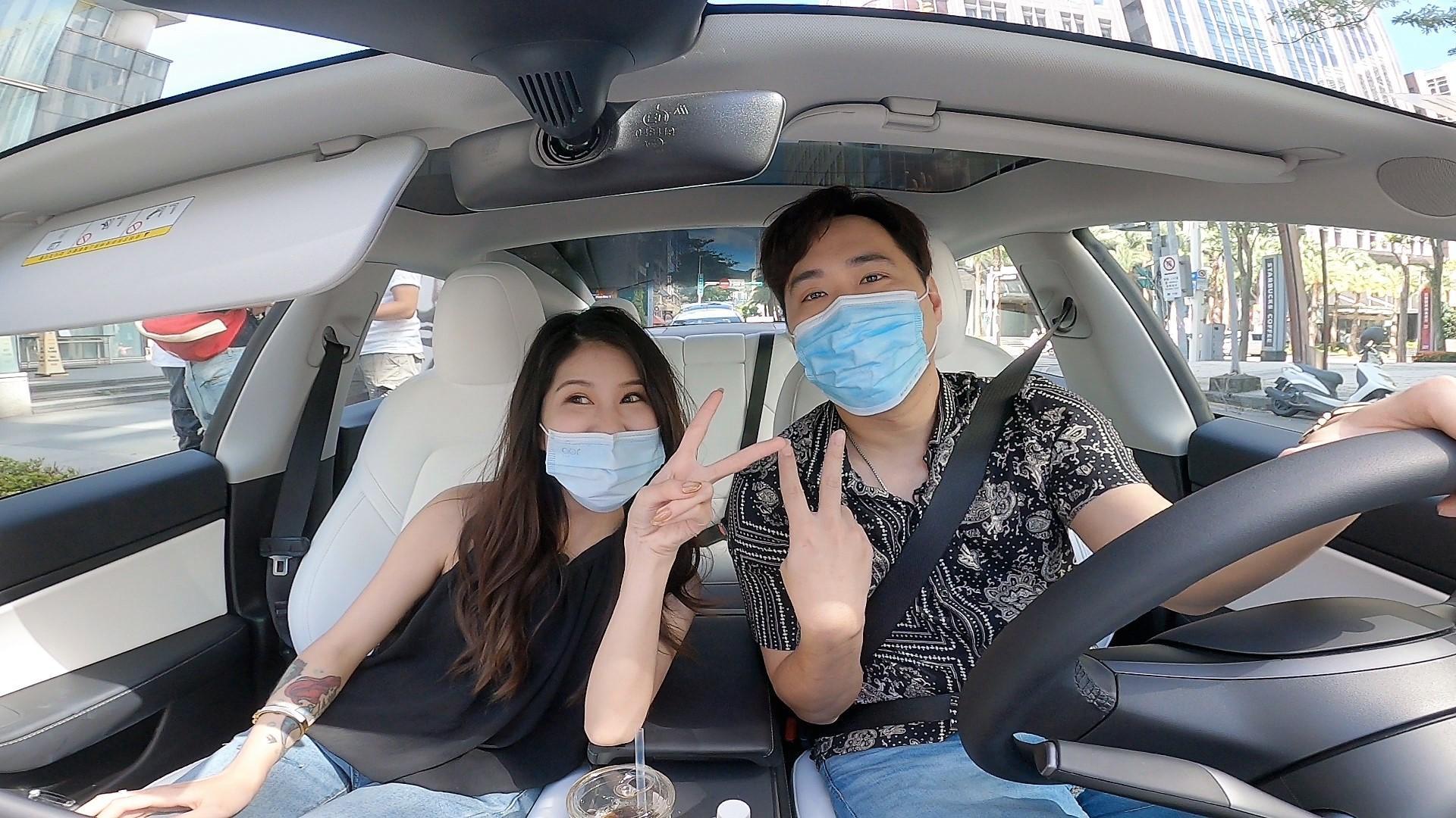 余祥銓及女友柔柔駕駛特斯拉新車,受邀《地球黃金線網路版》節目錄影。(TVBS提供)