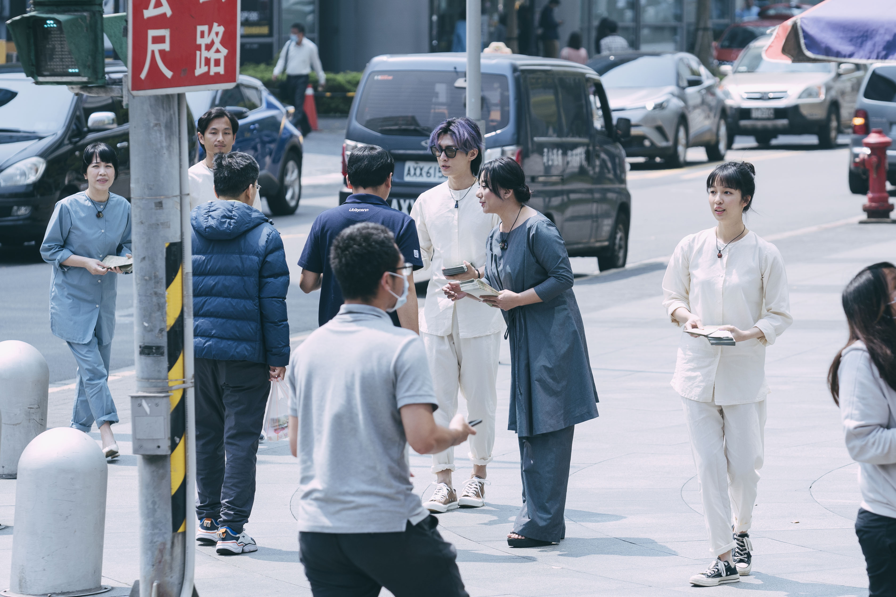 炎亞綸（紫髮者）在劇中飾演人氣巨星淪街頭發傳單感受劇中寫實殘酷。（絡思本娛樂製作提供）