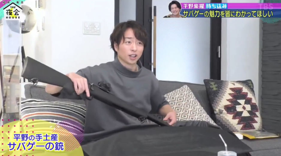 櫻井翔收到平野送的槍枝一臉錯愕。（翻攝自TBS畫面）
