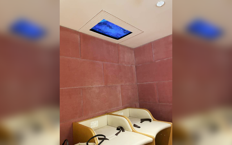 日本媽媽分享在遊樂園看到超貼心的尿布台設計，讓躺著的小孩可以乖乖往上看著天花板播放的卡通。（翻攝推特@sayurice_）