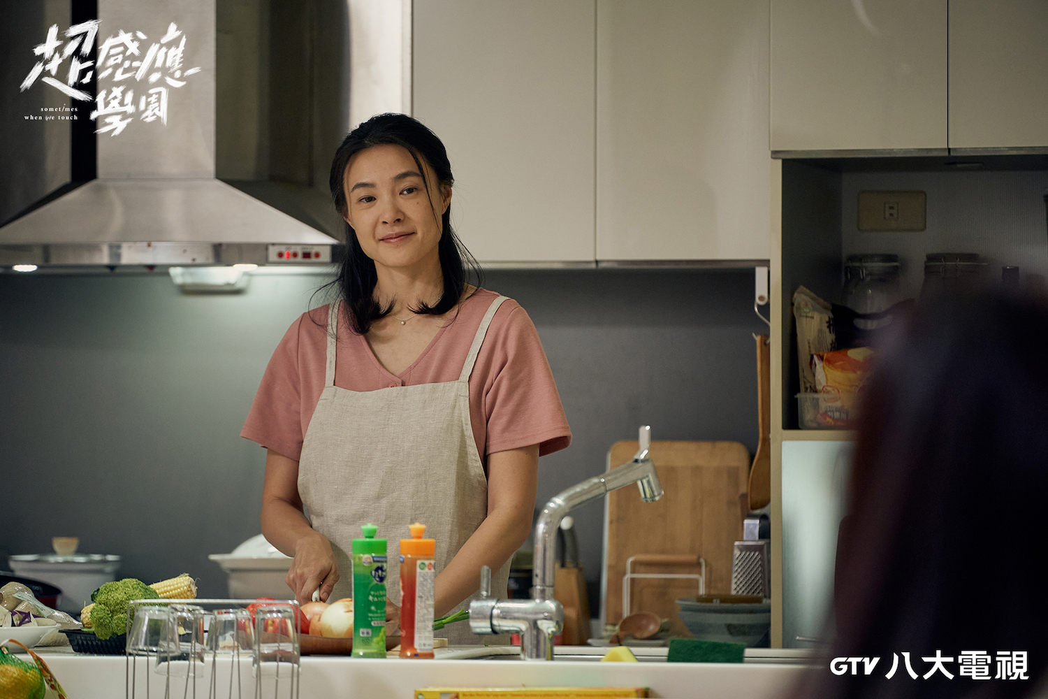 曾珮瑜在《超感應學園》中飾演母親角色，對劇中兒女有著強烈的控制欲。（八大電視提供）