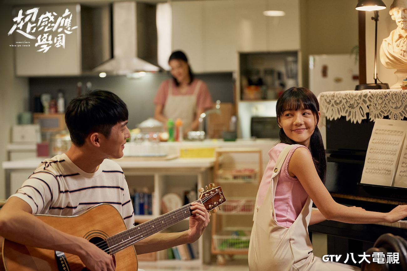 林輝瑝(左)、林思廷(右)在《超感應學園》中飾演曾珮瑜的兒女。(八大電視提供)