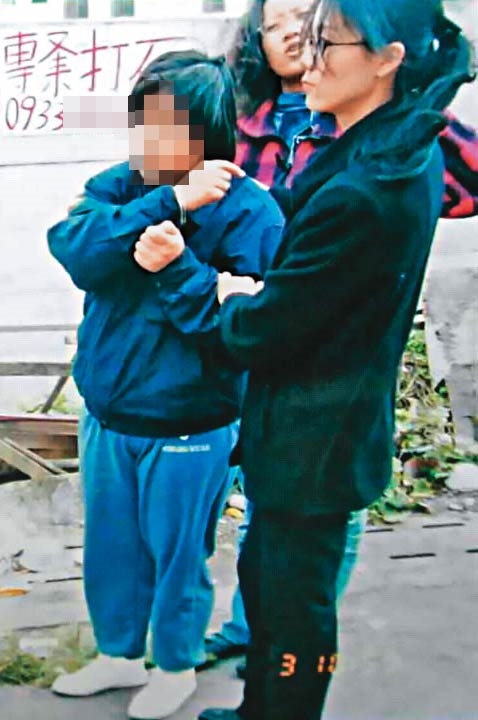 警方帶A女(左)回現場模擬,確認有無共犯。(翻攝畫面)