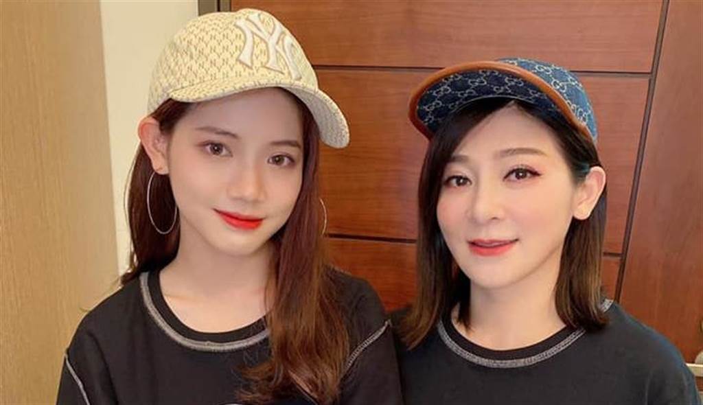 王彩樺（右）女兒黃于庭（左）因外型亮麗，出道傳聞不斷。（翻攝自王彩樺臉書）