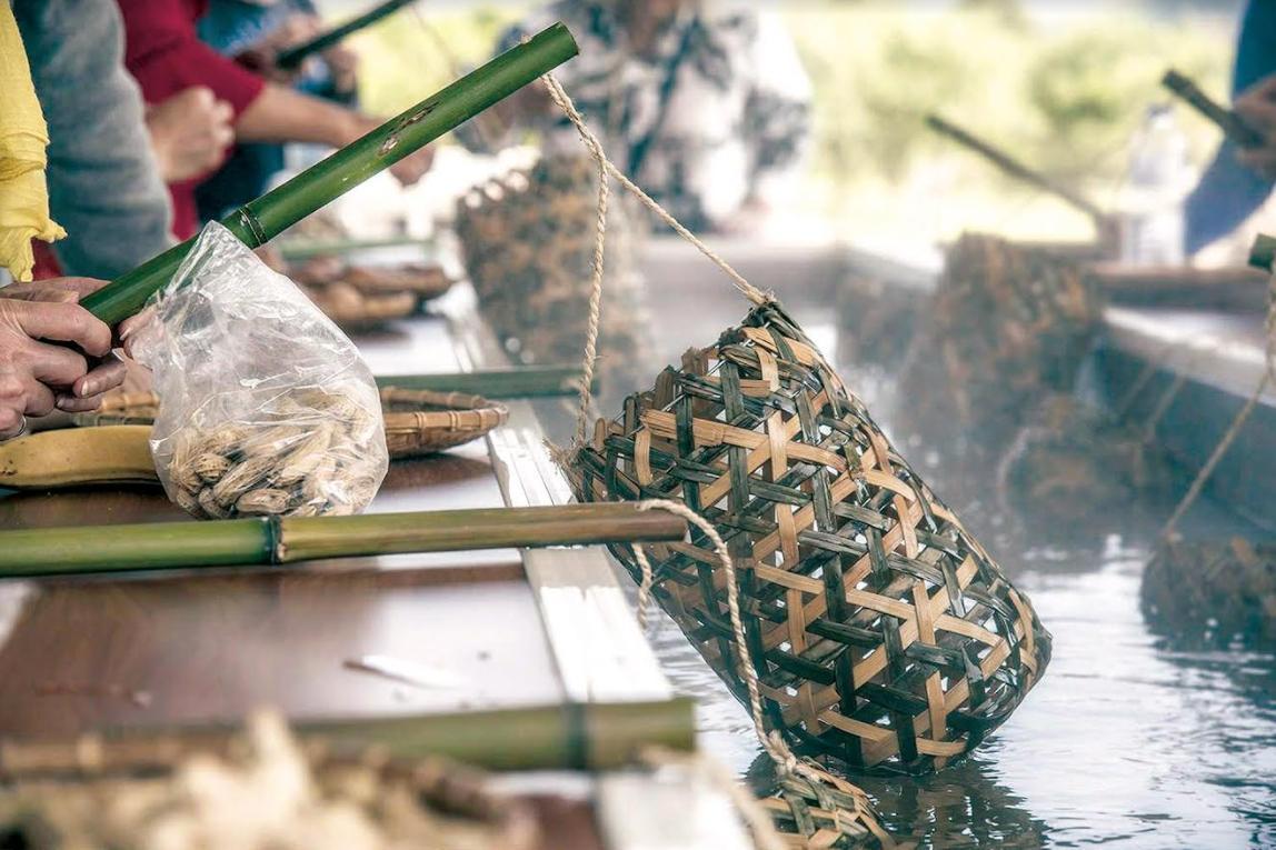 「溫泉煮食區」體驗煮花生的樂趣。（鹿野溫泉休閒農園提供）