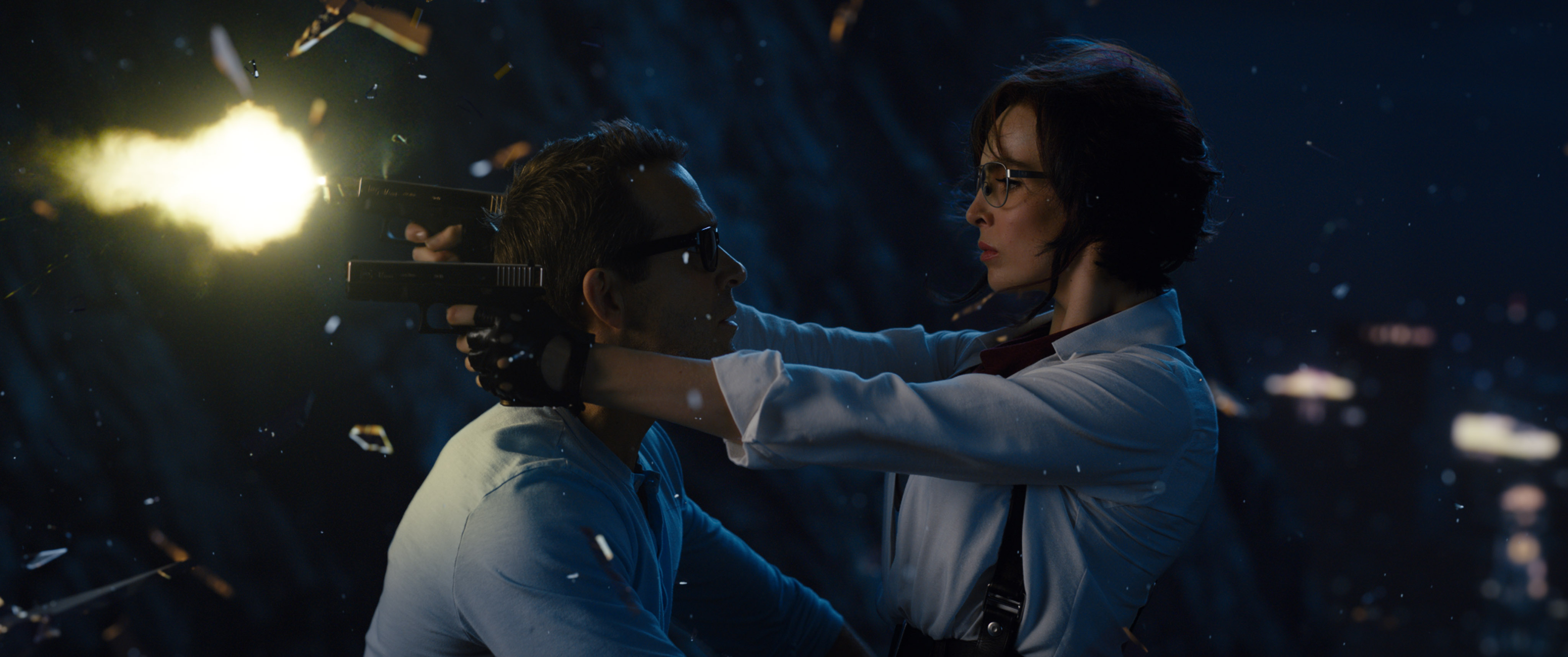 茱蒂康默獲得萊恩雷諾斯及導演的青睞，在《脫稿玩家》挑大梁演女主角，與萊恩更有不少動作場面演出。（二十世紀影業提供）