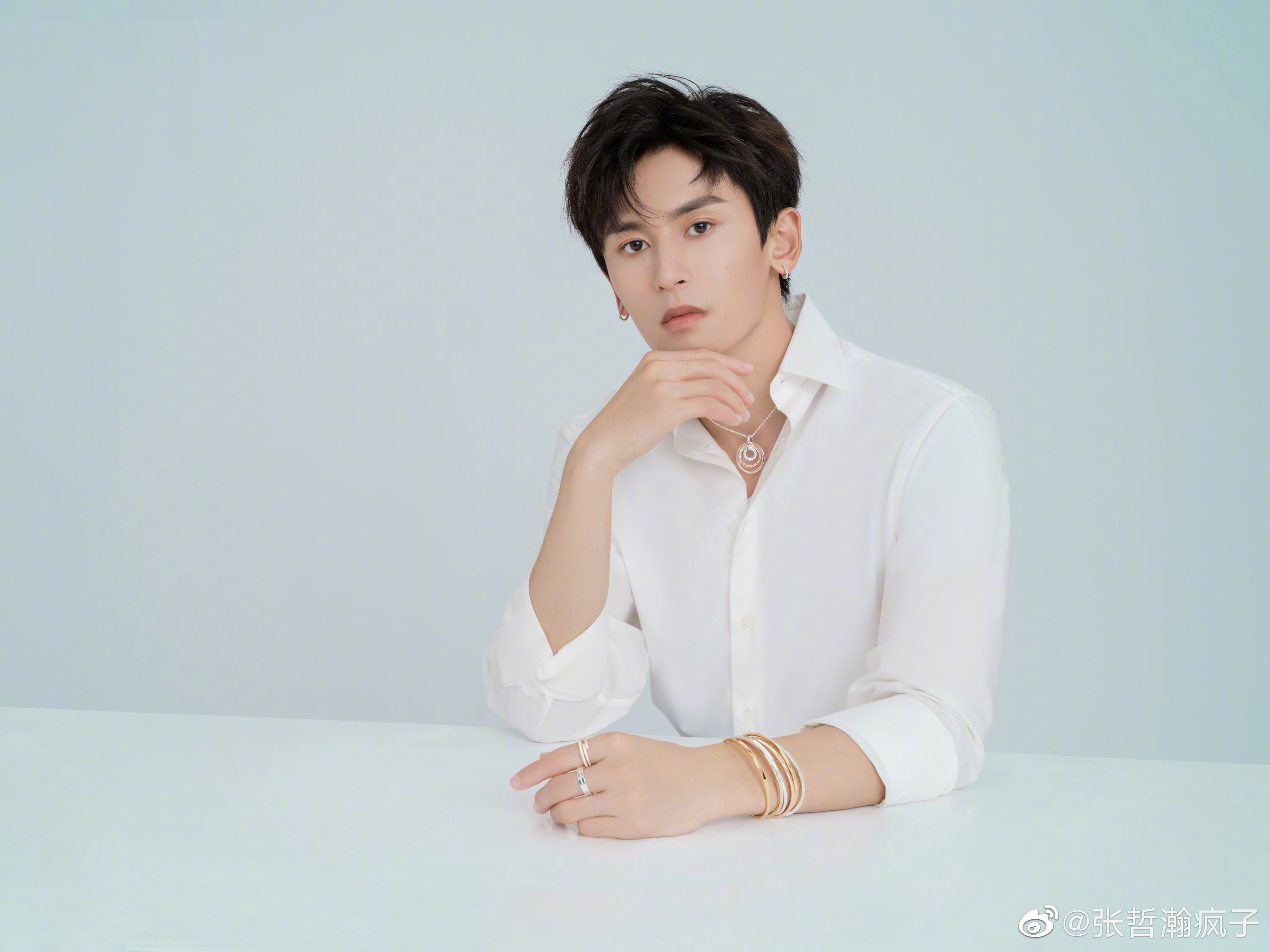 張哲瀚因為在日本靖國神社拍照被說「親日」，風波越吵越大。（翻攝張哲瀚微博）