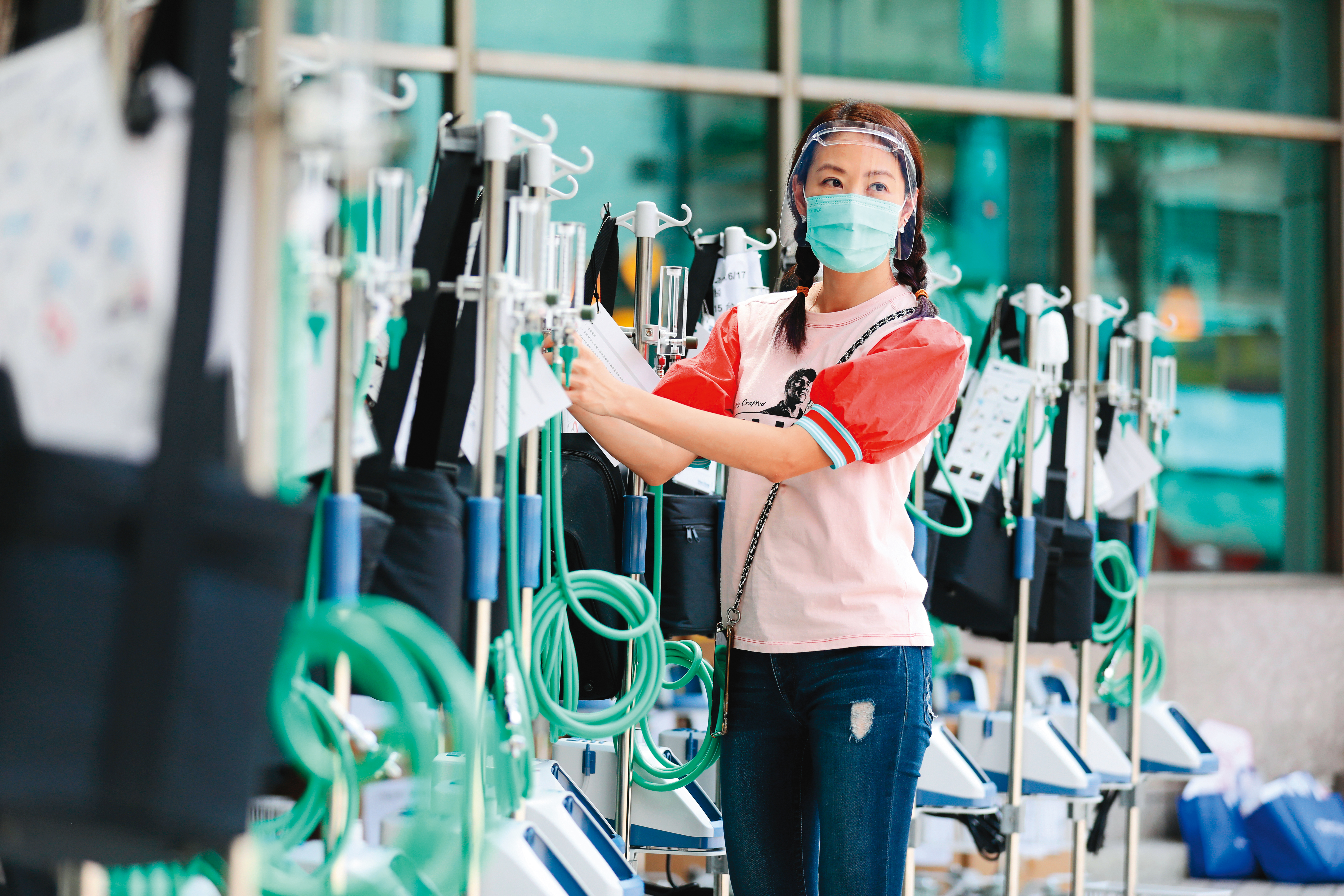 賈永婕熱心投入支援前線醫護的任務，獲封為「抗役女神」。