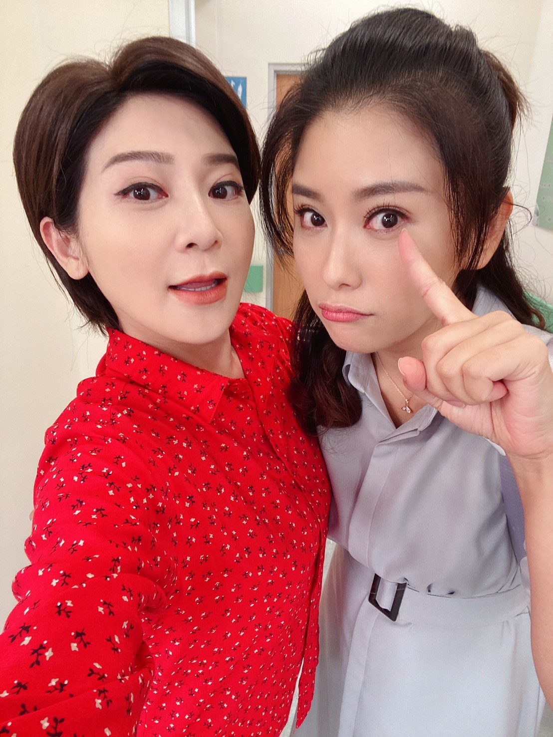 在《黃金歲月》中飾演母女的王彩樺跟葉家妤同時長針眼，直呼連長針眼也有默契。（民視提供）
