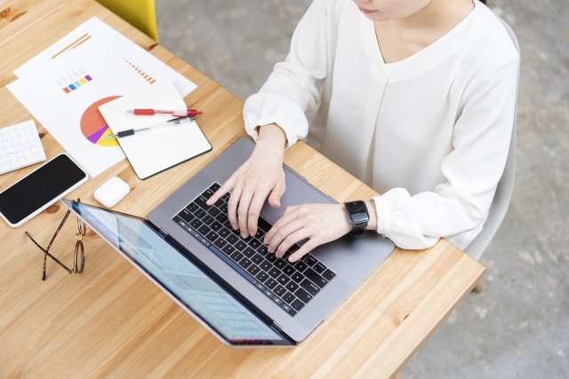 美國一位年輕媽媽在家參加視訊會議時竟發生被幼子開槍擊斃的意外。（示意圖非當事人，photoAC）