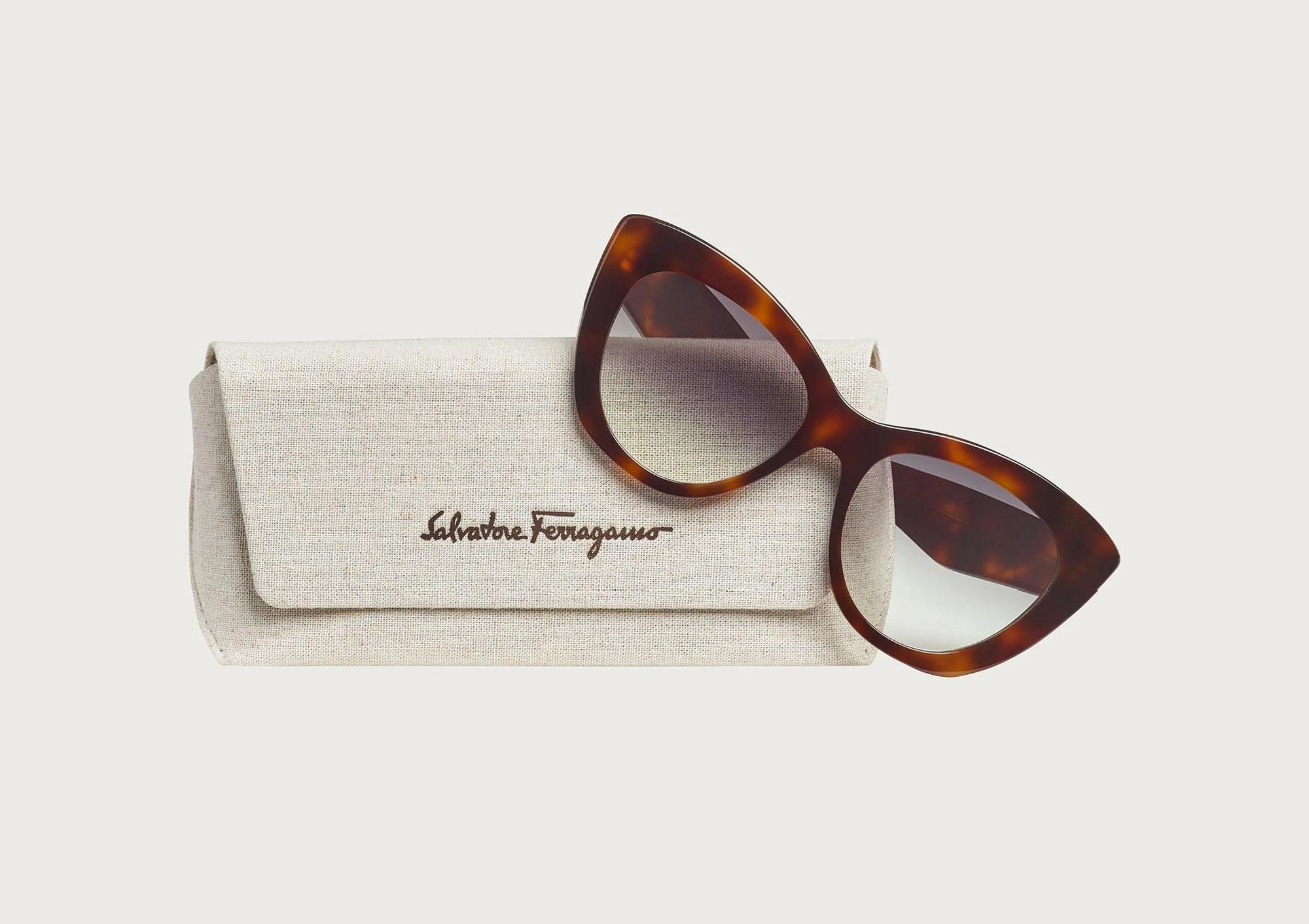 Responsible Eyewear Collection玳瑁色太陽眼鏡 NT$12,500 Salvatore Ferragamo。（Salvatore Ferragamo提供）