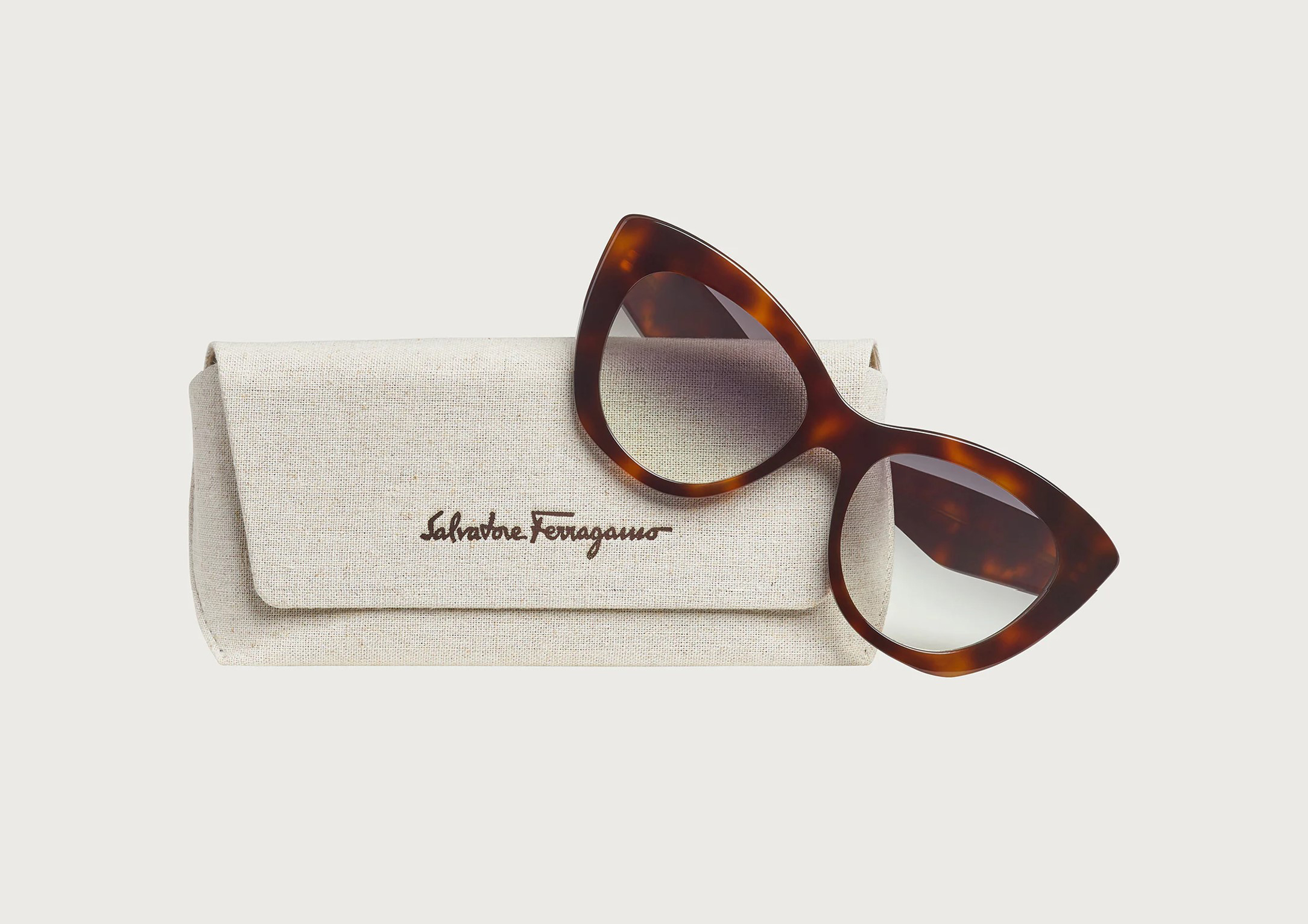 Responsible Eyewear Collection玳瑁色太陽眼鏡 NT$12,500 Salvatore Ferragamo。(Salvatore Ferragamo提供)