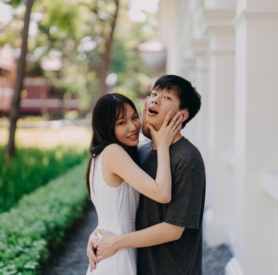 文慧如也在臉書上貼出兩人甜蜜俏皮的合照,已經可以見到文慧如手上戴著婚戒。(翻攝自文慧如臉書)