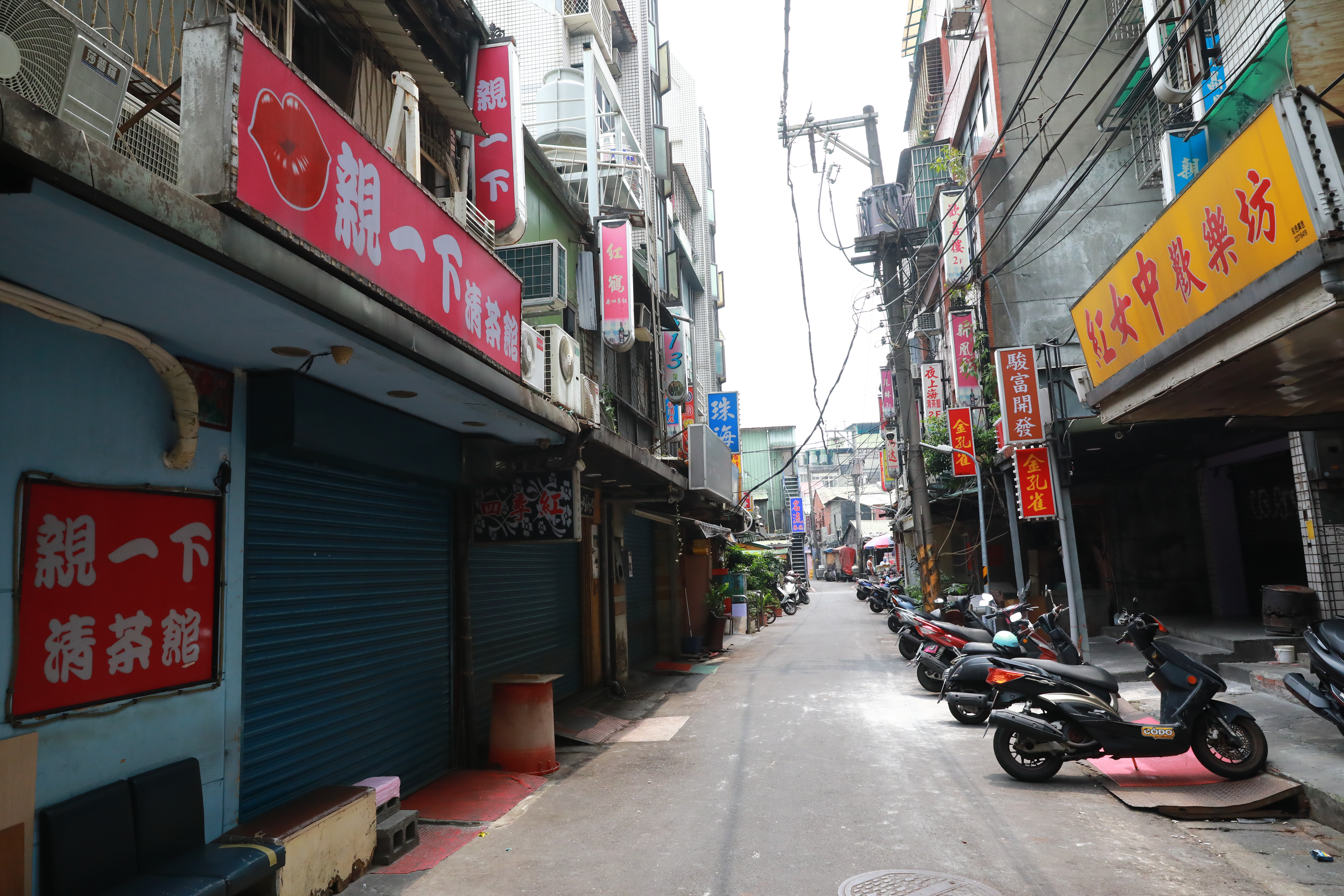 萬華茶室日前爆發大規模群聚感染，一名67歲男因有該處活動史遭匡列後確診，後遺症竟是記憶力受損。（本刊資料照）