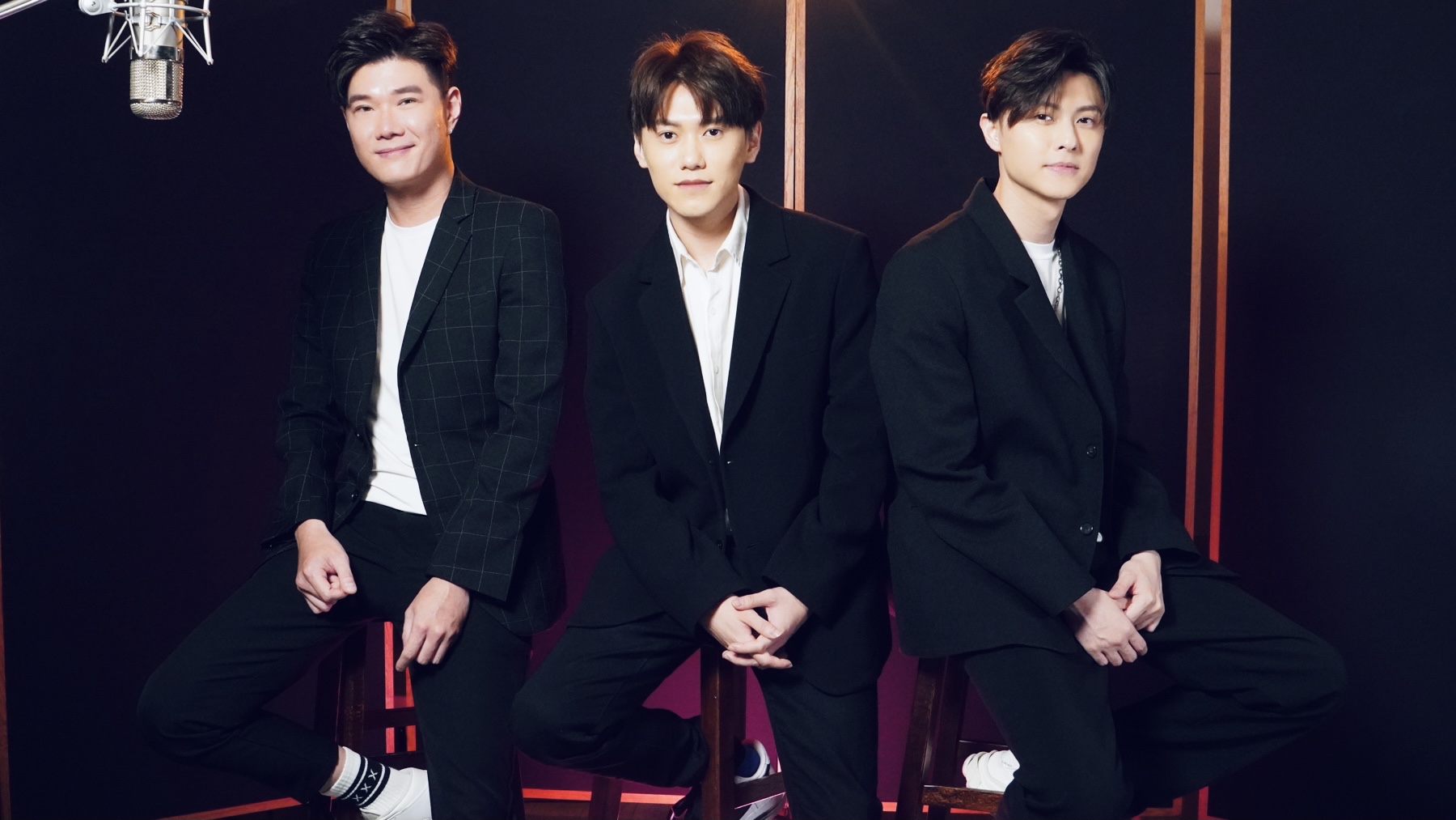 王子邱勝翊（右）找來弟弟邱宇辰（中）與製作人張與辰（左），在七夕情人節前夕COVER 4首失戀悲歌，陪單身粉絲一起想念心中的那個人。（喜鵲娛樂提供）