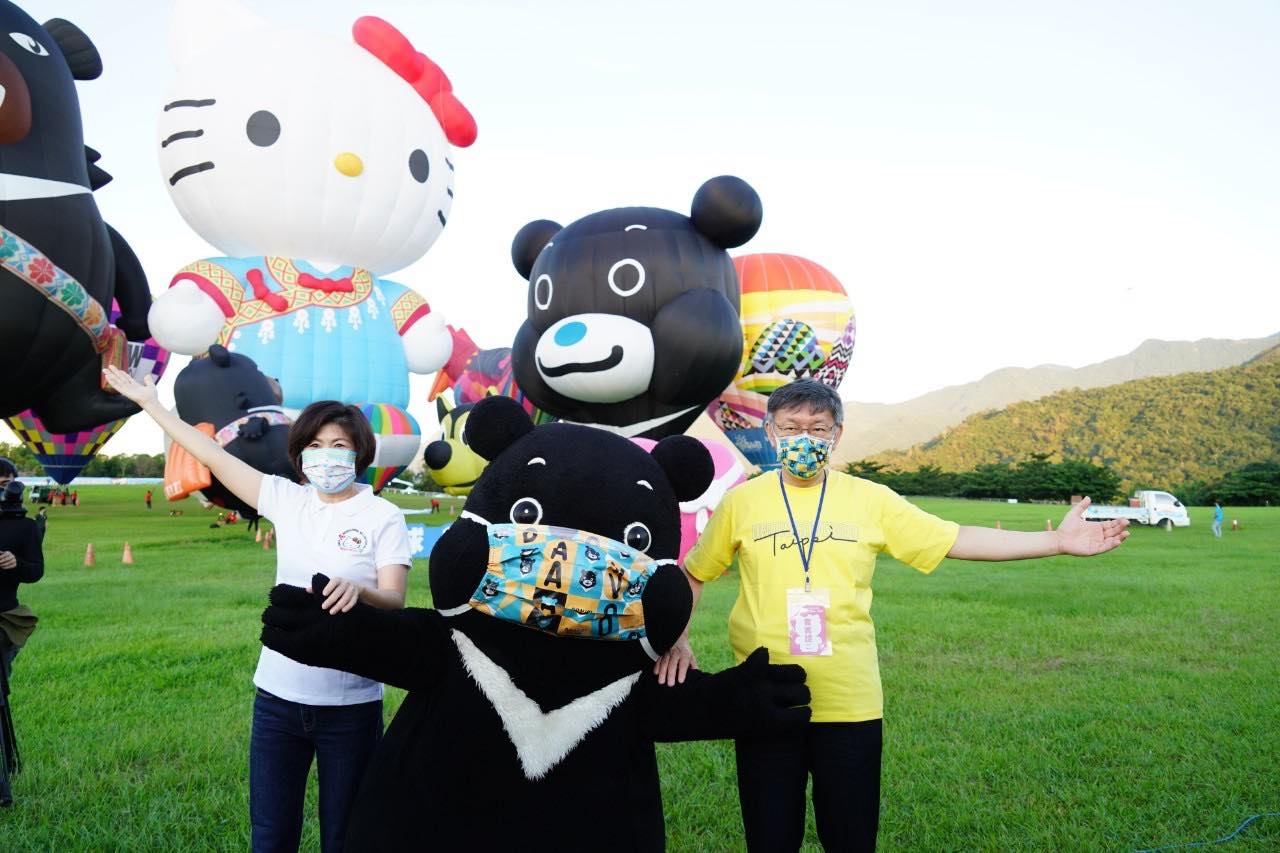 台北市長柯文哲（右）今赴台東參加熱氣球嘉年華，被問五倍券政策轉彎，他認為是中央一開始沒想好。（翻攝自柯文哲臉書）