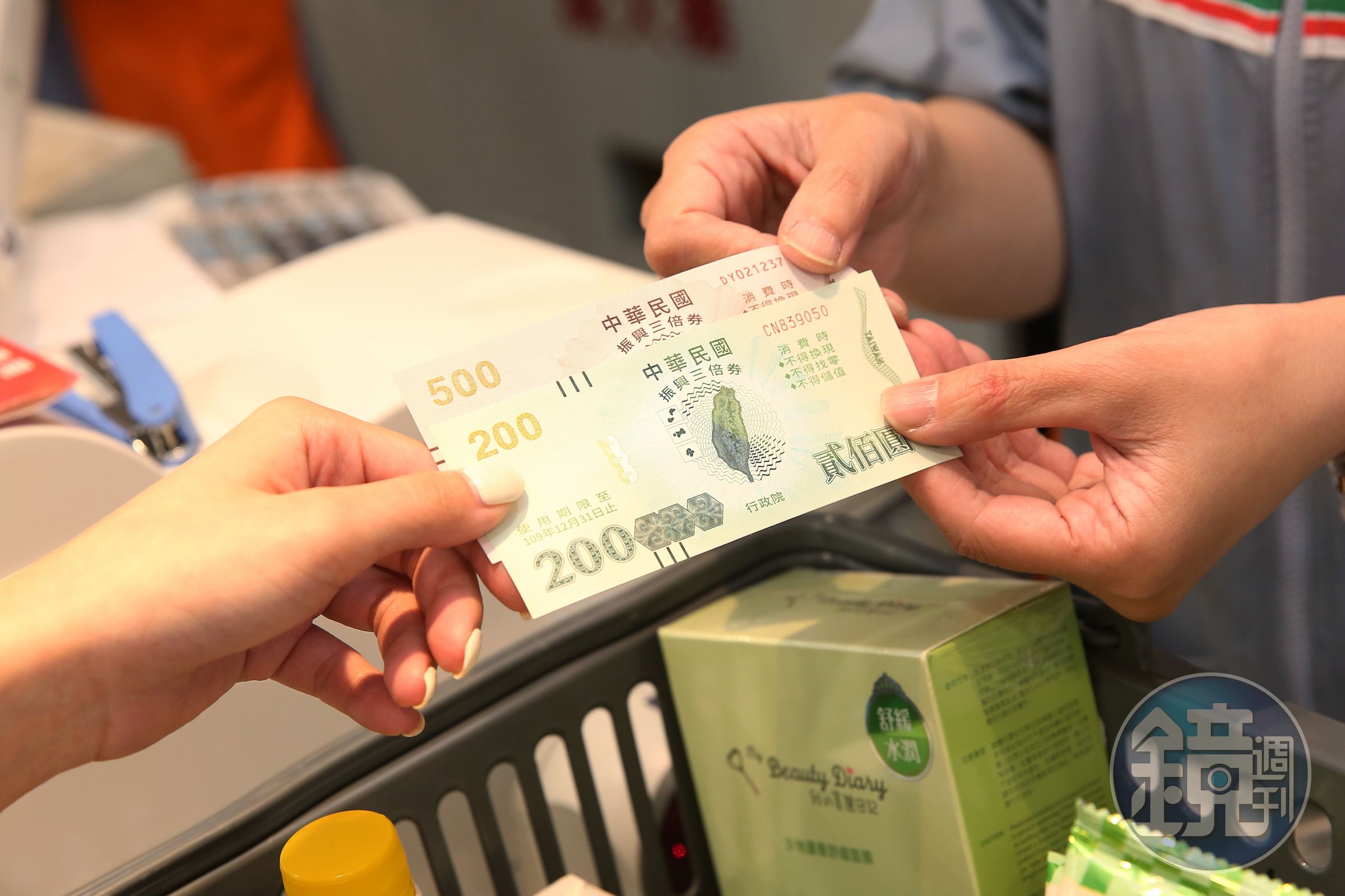 振興五倍券預計可全民免費領，各地方政府也陸續公布加碼計畫。圖為去年三倍券。（資料照）