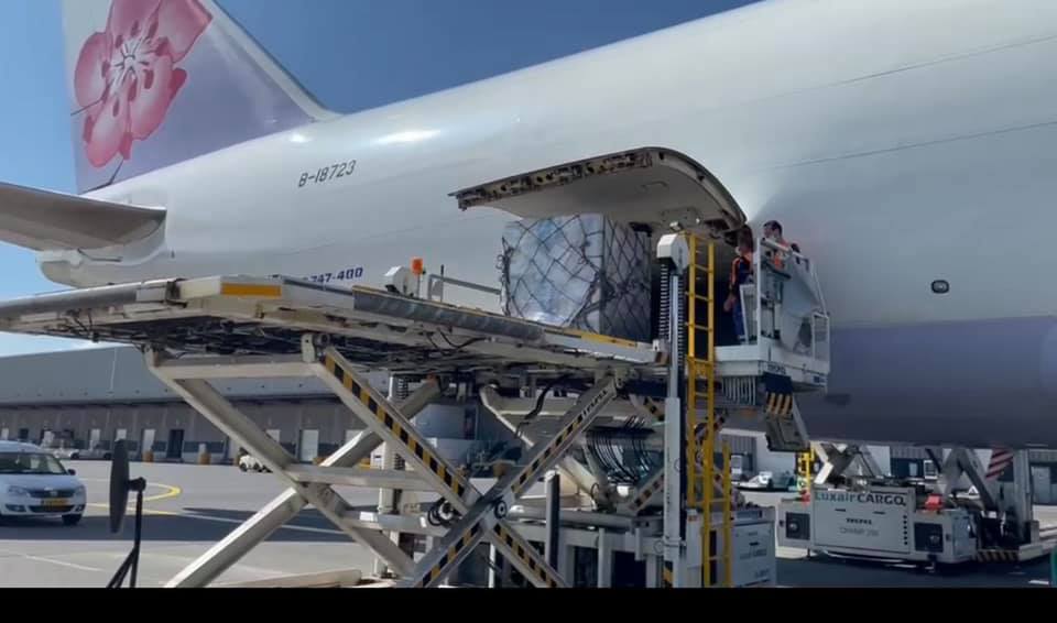 行政院長蘇貞昌在臉書表示，政府自購的24.9萬劑莫德納疫苗將於今天下午抵台。（翻攝自蘇貞昌臉書）