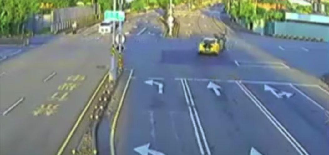 葉姓男子開野馬跑車撞飛女騎士，事後更爆出種種囂張情境。（翻攝爆料公社）