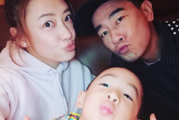 陳小春與老婆應采兒、兒子Jasper。（翻攝自陳小春微博）