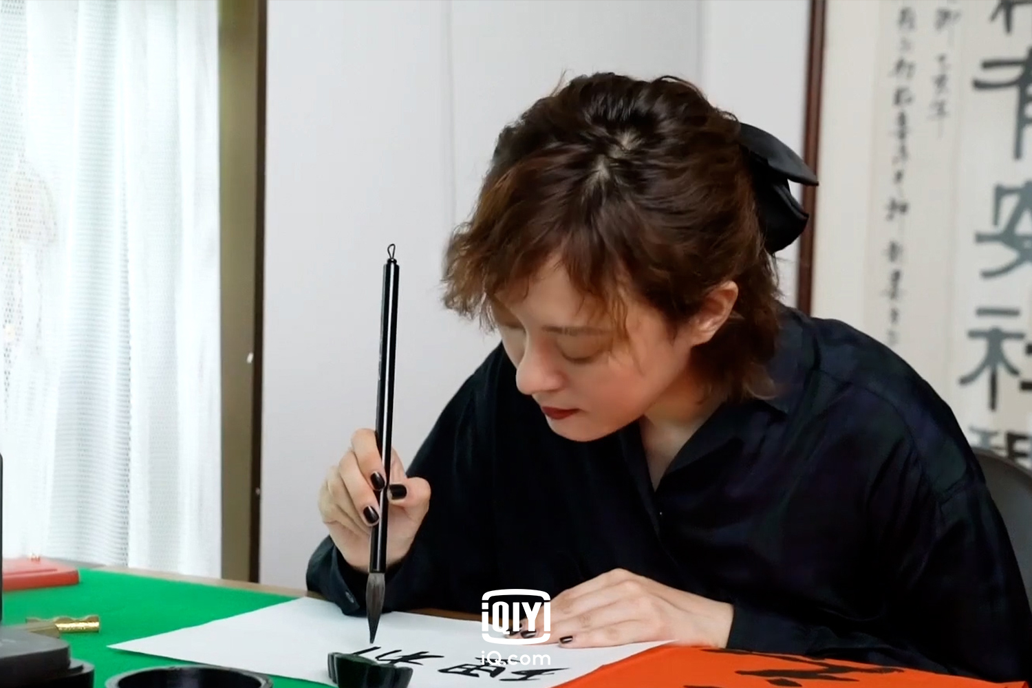 孫儷因為老公鄧超太愛跟書法老師聊天，拒絕老公一起去上課。（愛奇藝國際站提供）