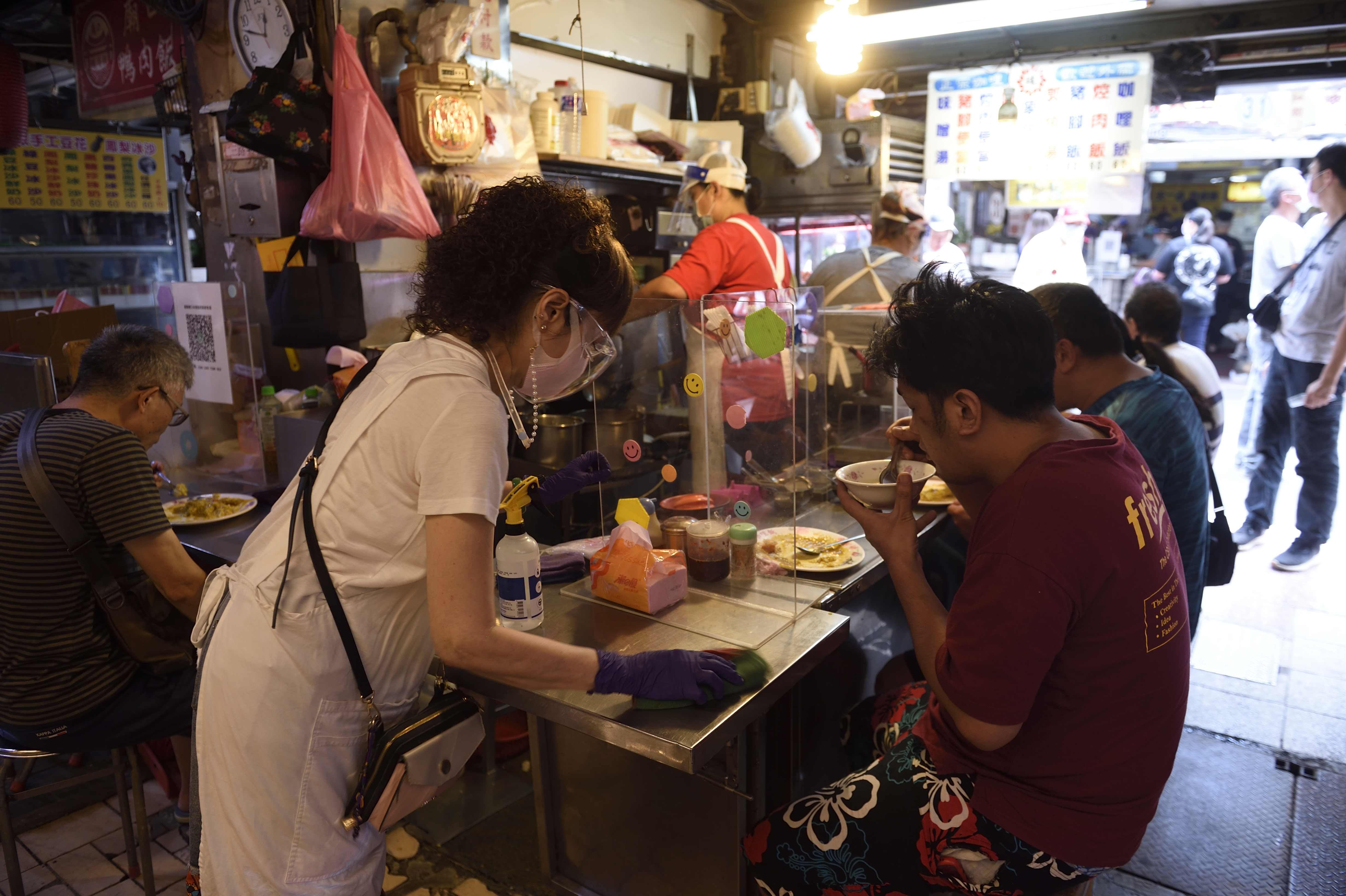 國內隨著疫情趨緩，目前不僅調降為二級警戒，現在也在相關配套下開放餐飲內用。（本刊資料照）