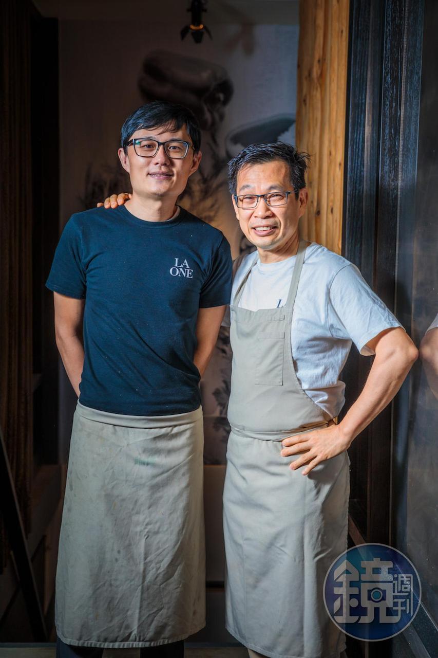 簡天才（右）大方傳授經驗，為廚房工作建立制度性的運作，讓年輕主廚有發揮空間。圖為他和「LA ONE Kitchen」主廚郭彥農（左）合影。