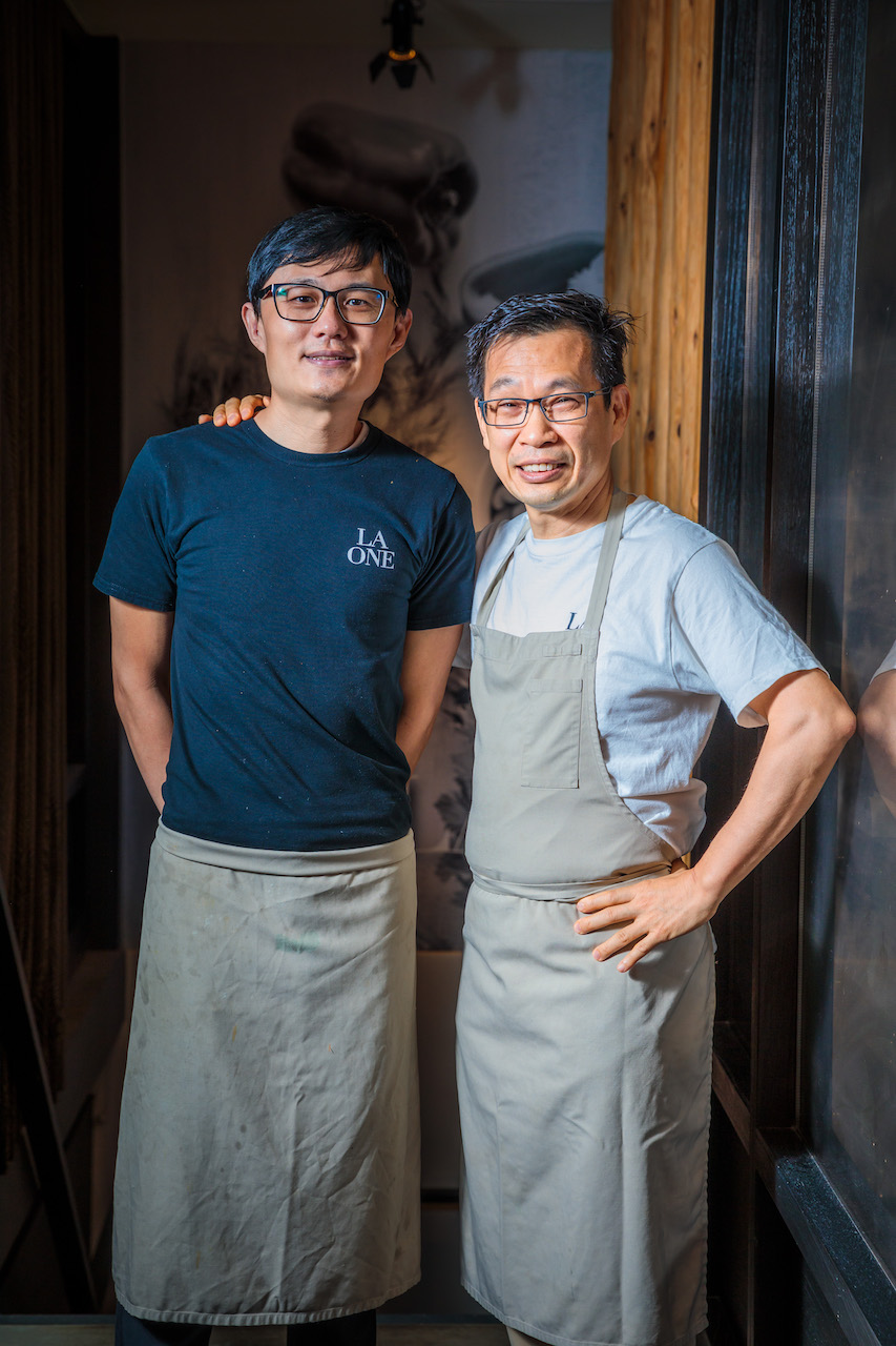 簡天才（右）大方傳授經驗，為廚房工作建立制度性的運作，讓年輕主廚有發揮空間。圖為他和「LA ONE Kitchen」主廚郭彥農（左）合影。