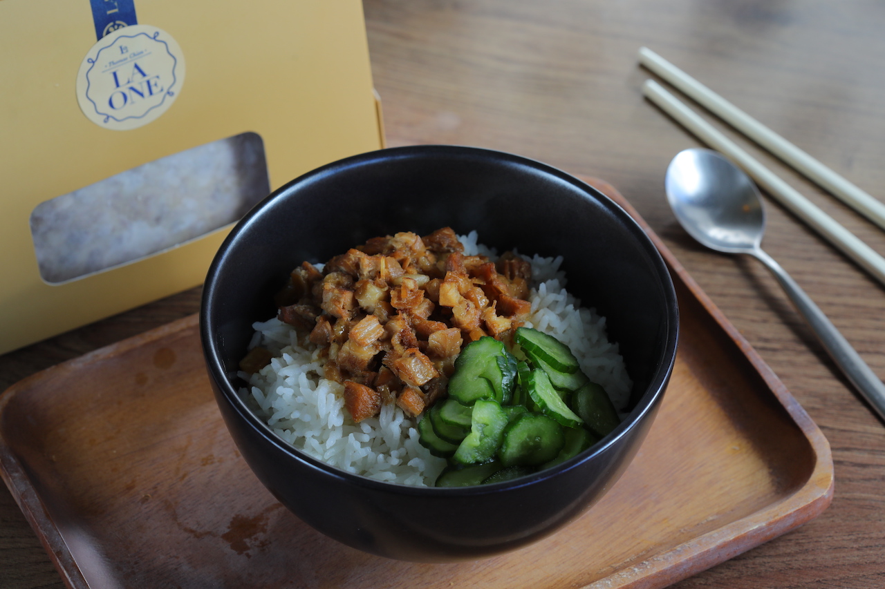 選用屏東家鄉豬五花肉製作「古早味肉燥」，經典家常。（外帶，280元／包）