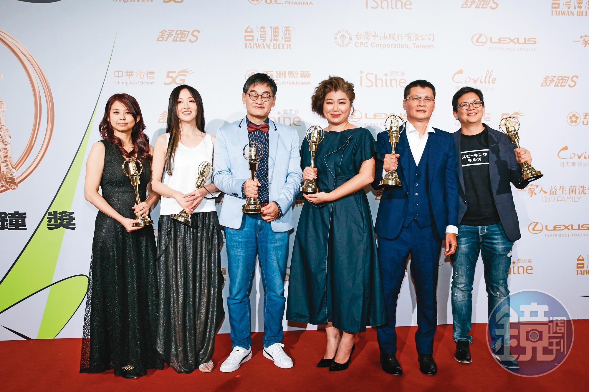 華視總經理莊豐嘉(左三)、導演嚴藝文(右三)與陳長綸(右二),去年以《俗女養成記》拿下3座電視金鐘獎肯定。右一為執行製作人蔡凱瑞、左一為編劇范芷綺、左二為編劇黃馨萱。(劉鴻昌攝)