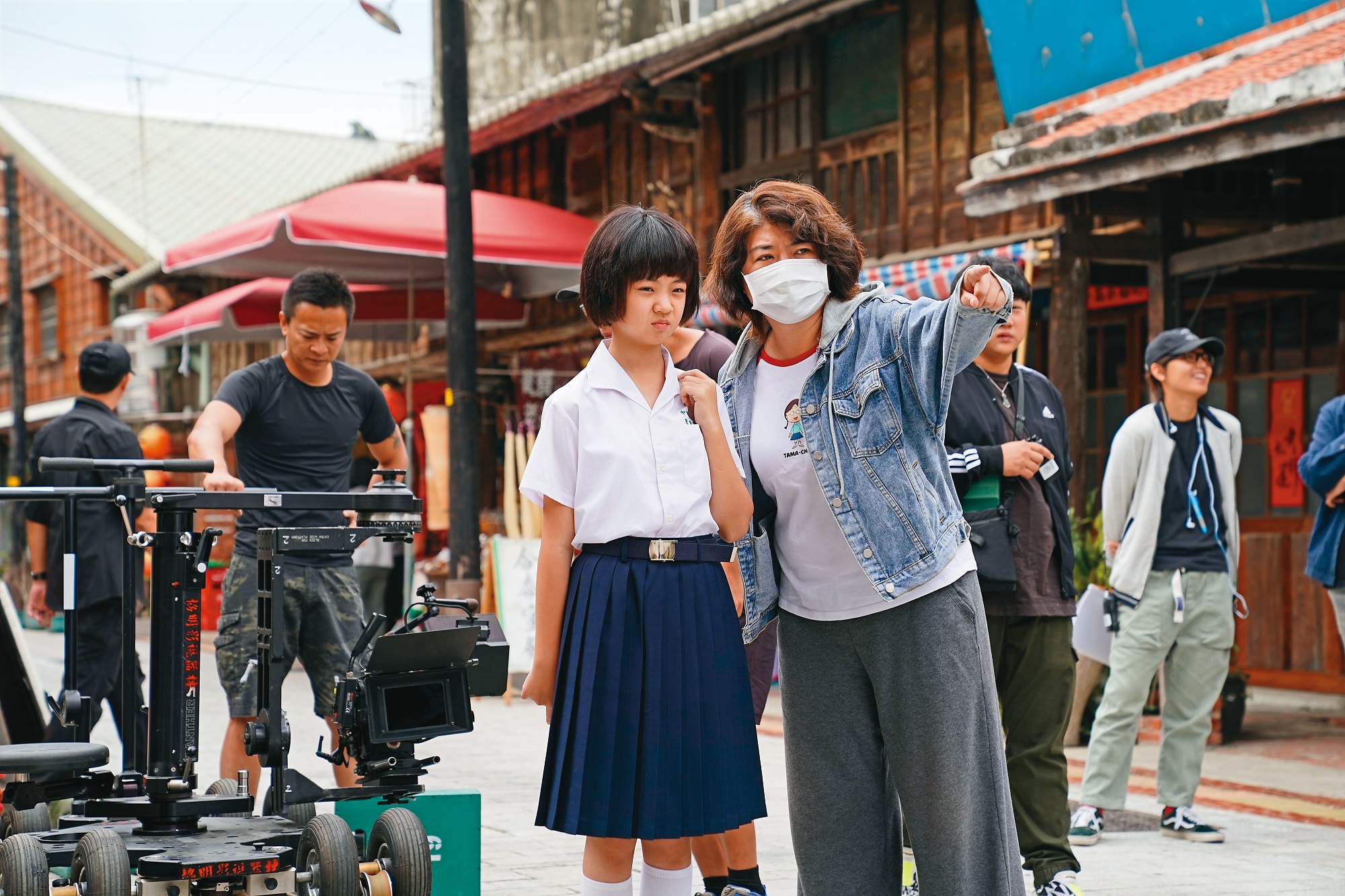 嚴藝文（前排右）指導飾演「小嘉玲」的吳以涵（前排左），詮釋升學壓力和青春叛逆期。（華視、CATCHPLAY提供，王志偉攝）