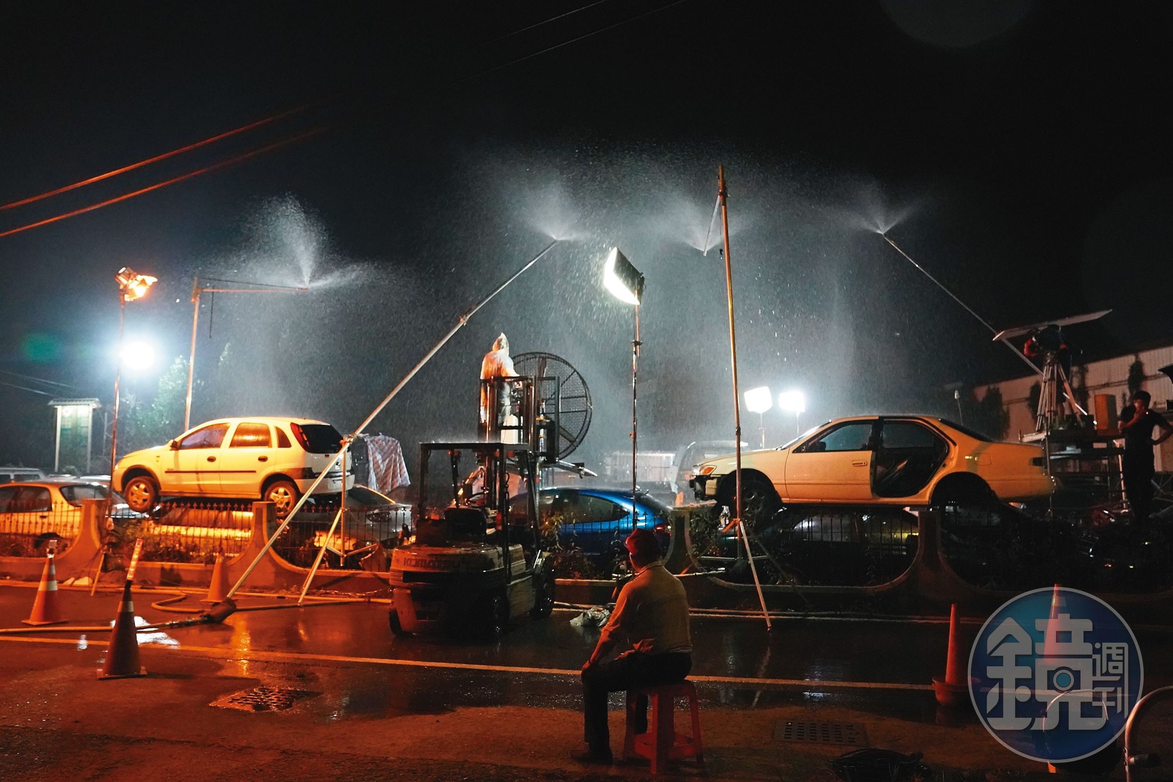 劇組反覆測試大型風扇及灑水機，製造颱風雨效場面。（華視、CATCHPLAY提供，王志偉攝）
