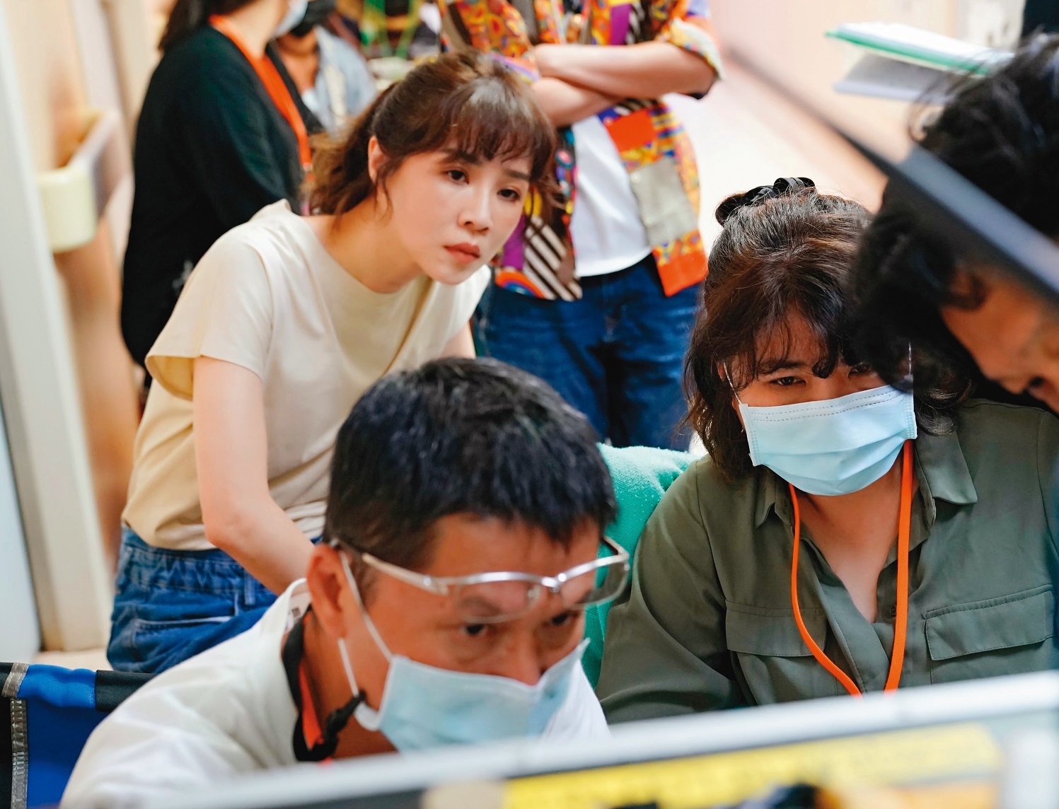 陳長綸（前排左）主責技術，嚴藝文（前排右）則與演員溝通，例如協助謝盈萱（後）將情感詮釋得更到位。（華視、CATCHPLAY提供，王志偉攝）