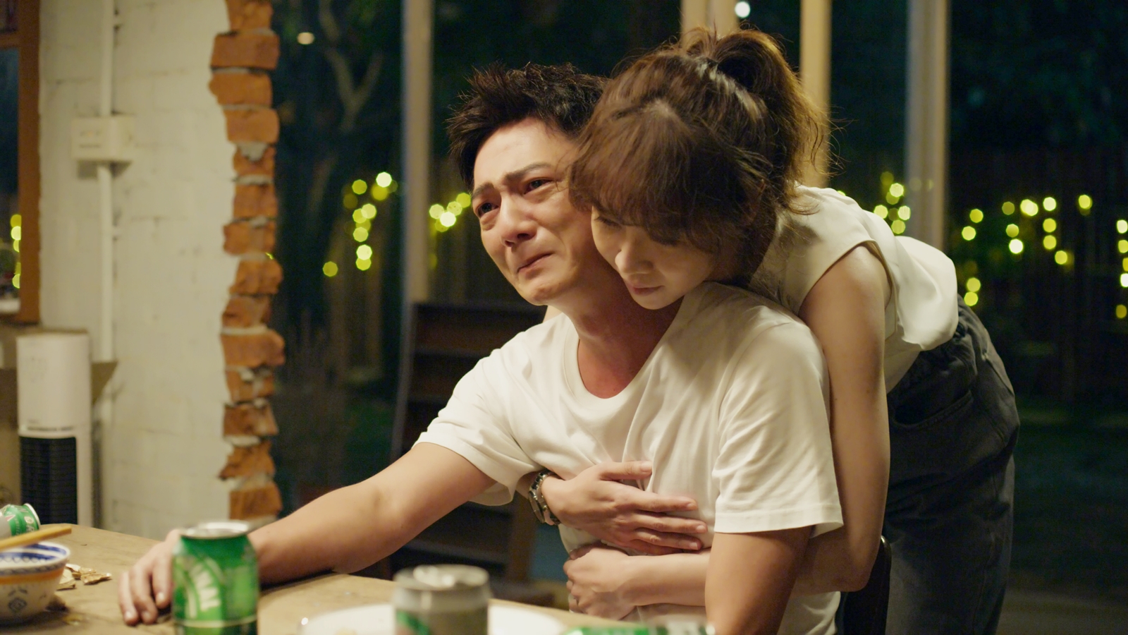 謝盈萱（右）在《俗女2》中戲分重、能量高，考驗演技和體力。左為藍葦華。（華視、CATCHPLAY提供，王志偉攝）