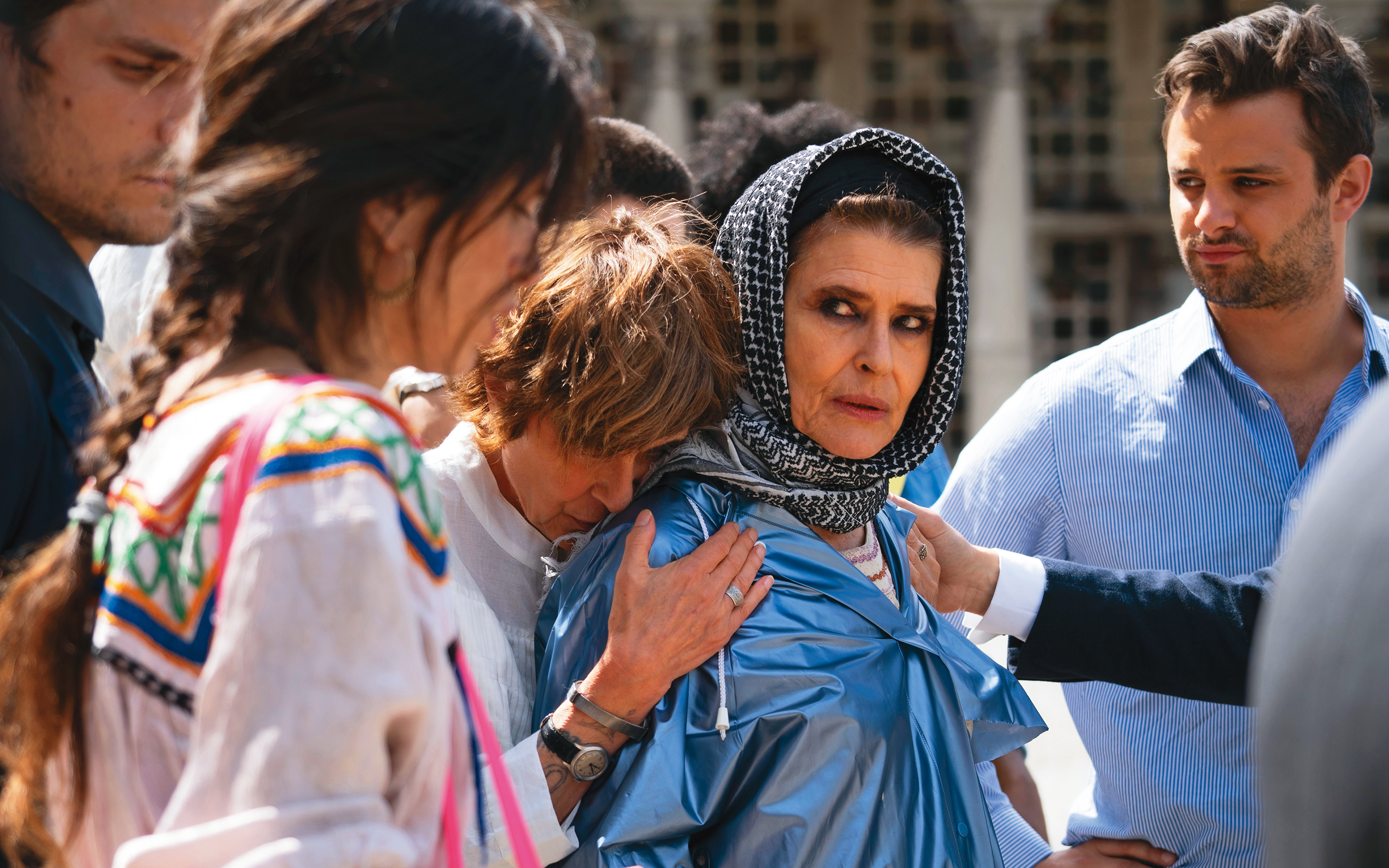 電影從紛亂的家庭關係，理出一趟尋根之旅，進而帶出法國的多元種族和阿爾及利亞的動盪歷史。（光年映畫提供）