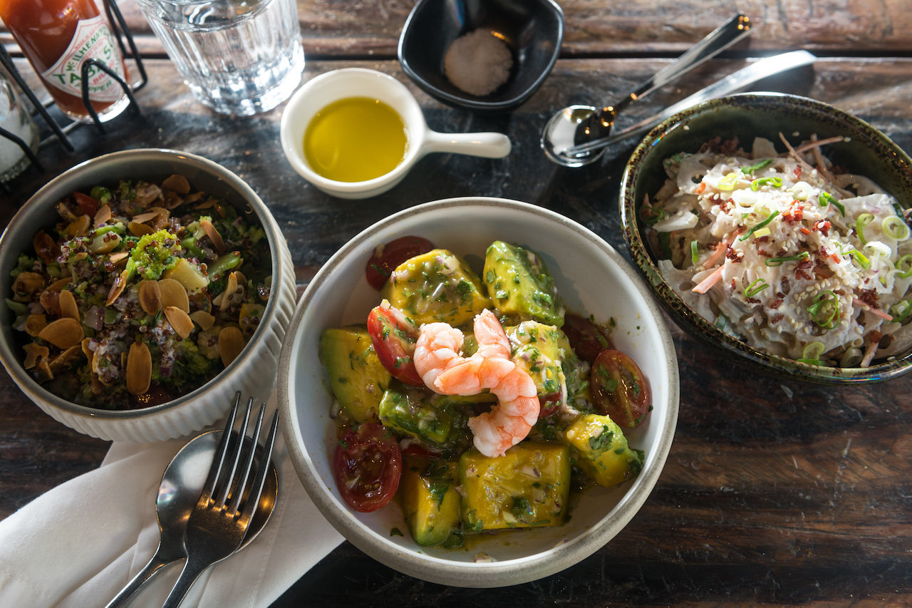原味柔淨的冷菜「蓮藕佐芝麻醬油美乃滋」（由上往下，依季節不定時提供。130元／120g）「酪梨番茄鮮蝦沙拉」（160元／120g）「青花藜麥優格沙拉」（140元／130g）結合義式及日式常備菜的風采。