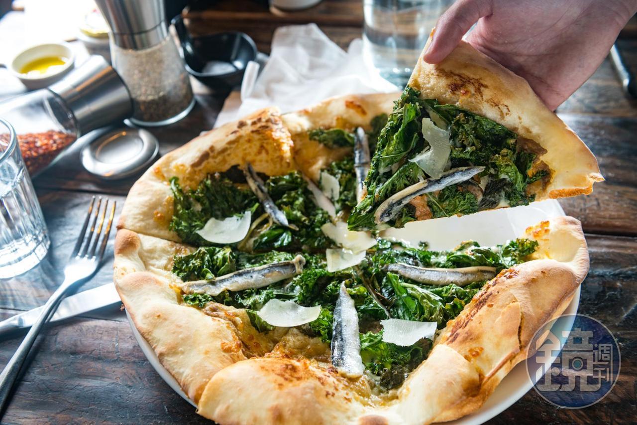 鮮鹹苦甘的「蕪菁葉蒜香白鯷魚Pizza」是大人味的心頭好，太涮嘴一不小心就吃掉了大半個。（400元／12吋）