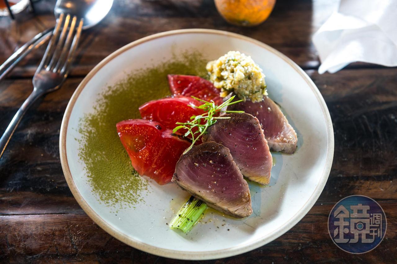 「烤海邊：炭烤旬味巴鰹、小農蒜頭、優美番茄搭配關西蒸青綠茶」集結山海物產的鮮美。（1,980元時令餐桌計畫套餐菜色，活動菜色，不一定提供，需詢問確認）