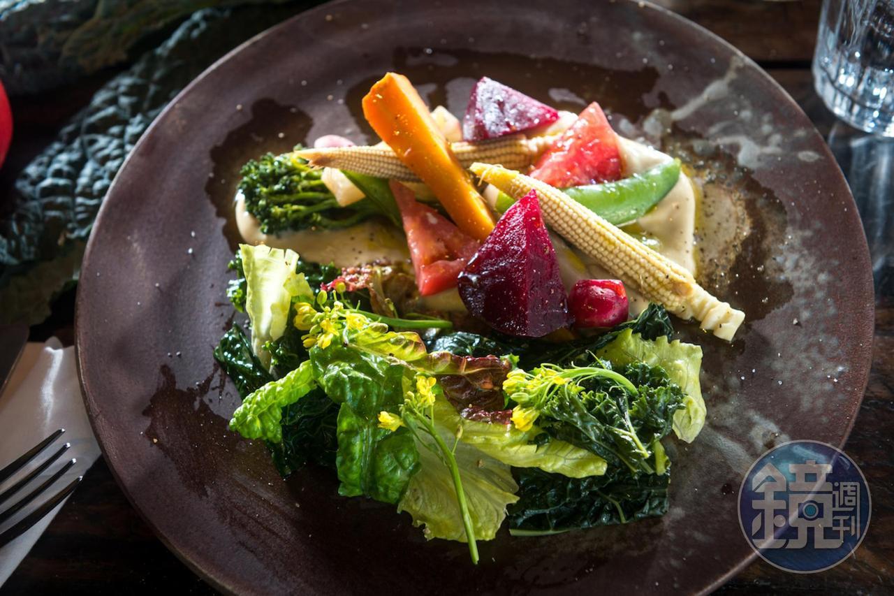 「燙季節：小農蔬菜、寶山茶高湯、搭配Bagna cauda」用溫熱的大蒜鯷魚的鹹津帶出蔬菜甜味。（1,980元時令餐桌計畫套餐菜色，活動菜色，不一定提供，需詢問確認）