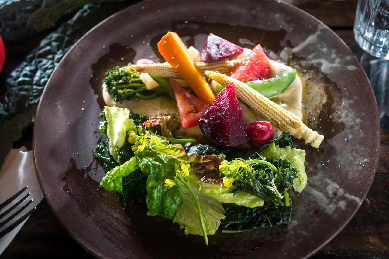 「燙季節:小農蔬菜、寶山茶高湯、搭配Bagna cauda」用溫熱的大蒜鯷魚的鹹津帶出蔬菜甜味。(1,980元時令餐桌計畫套餐菜色,活動菜色,不一定提供,需詢問確認)