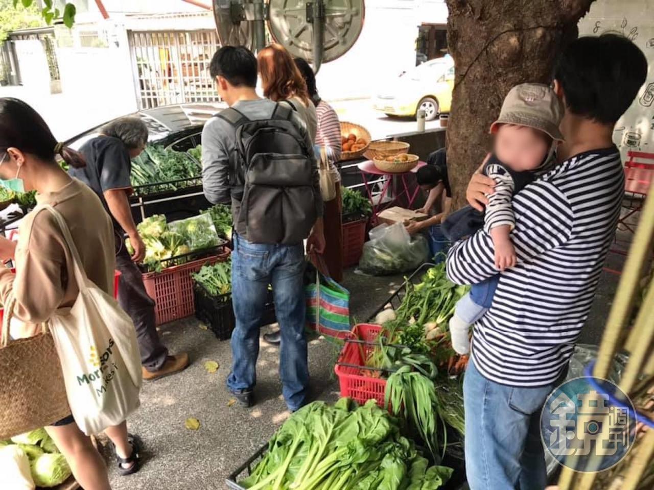 五方食藏每週六上午會舉辦露天小農市集，農友會帶著蔬果前來趴踢。
